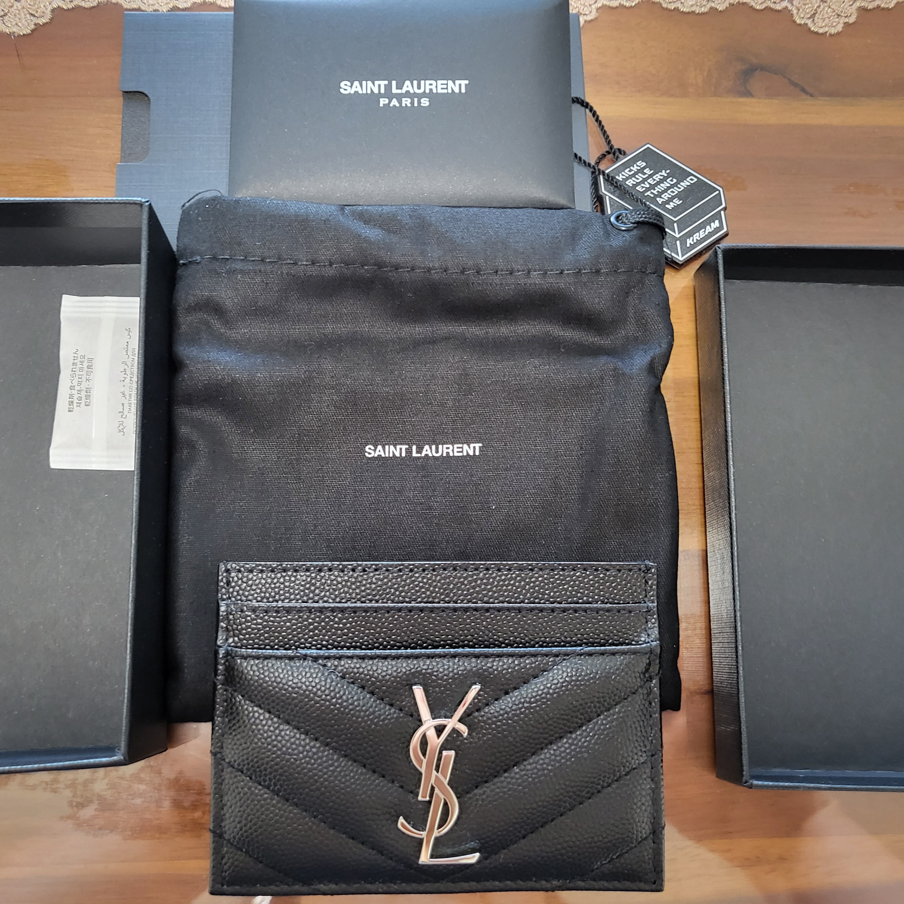 Saint Laurent Cassandre Matelasse Card Case in Grain De Poudre Embossed Leather Black 착용 스타일