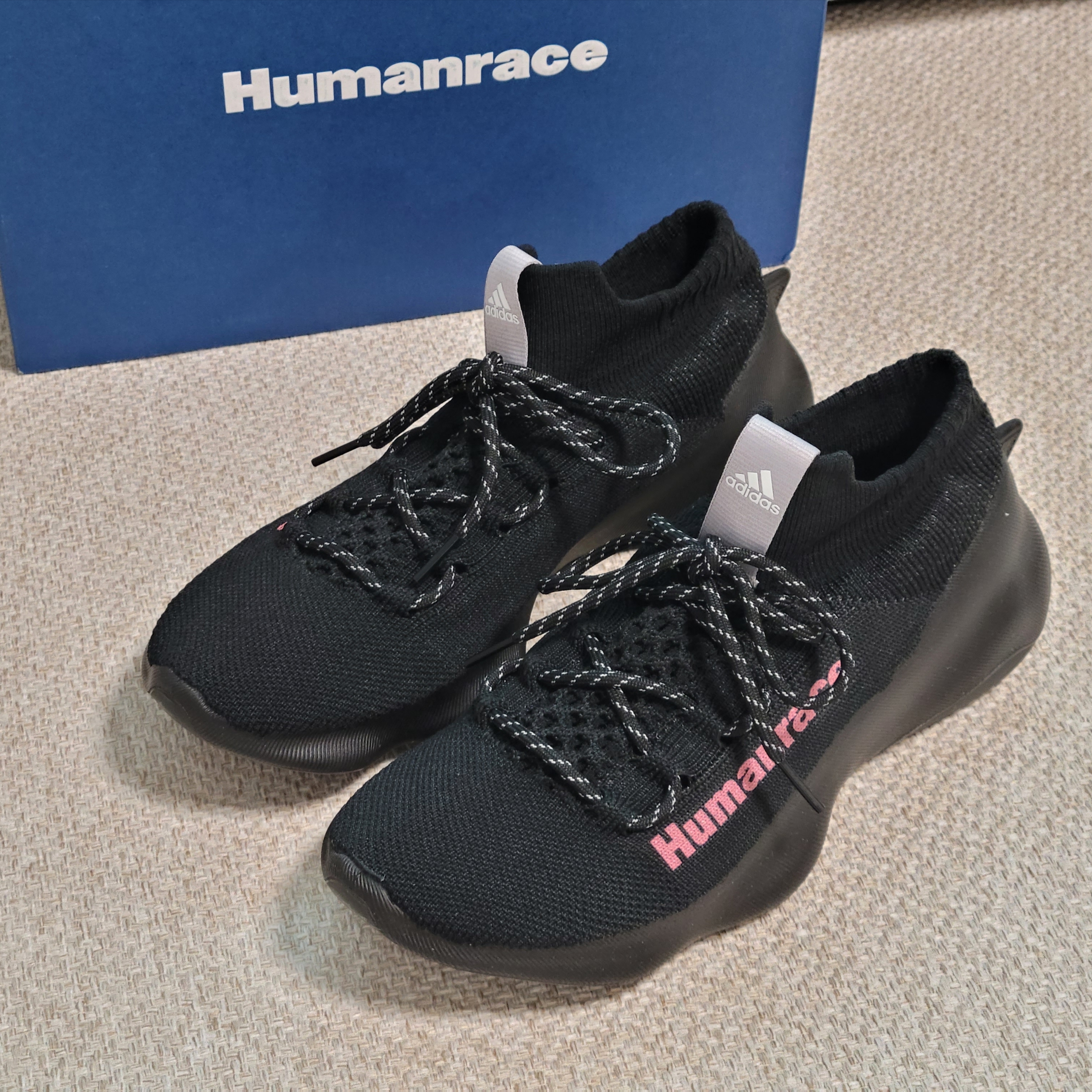Adidas x Pharrell Williams Humanrace Sichona Black Pink 착용 스타일 - 3