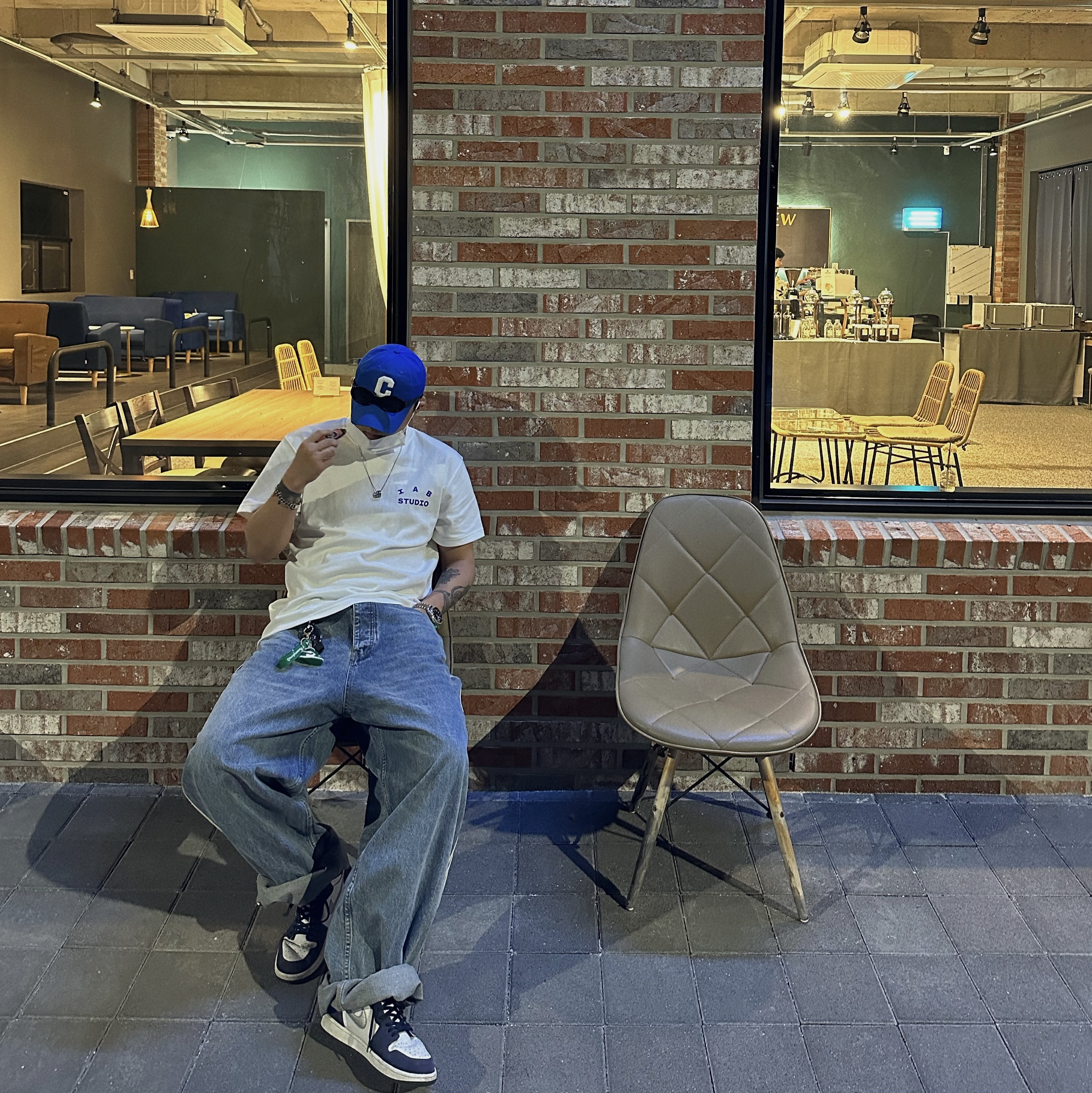 Balenciaga x Adidas Large Baggy Trousers Blue, IAB Studio 10th Anniversary T-Shirt White 착용 스타일 - 1