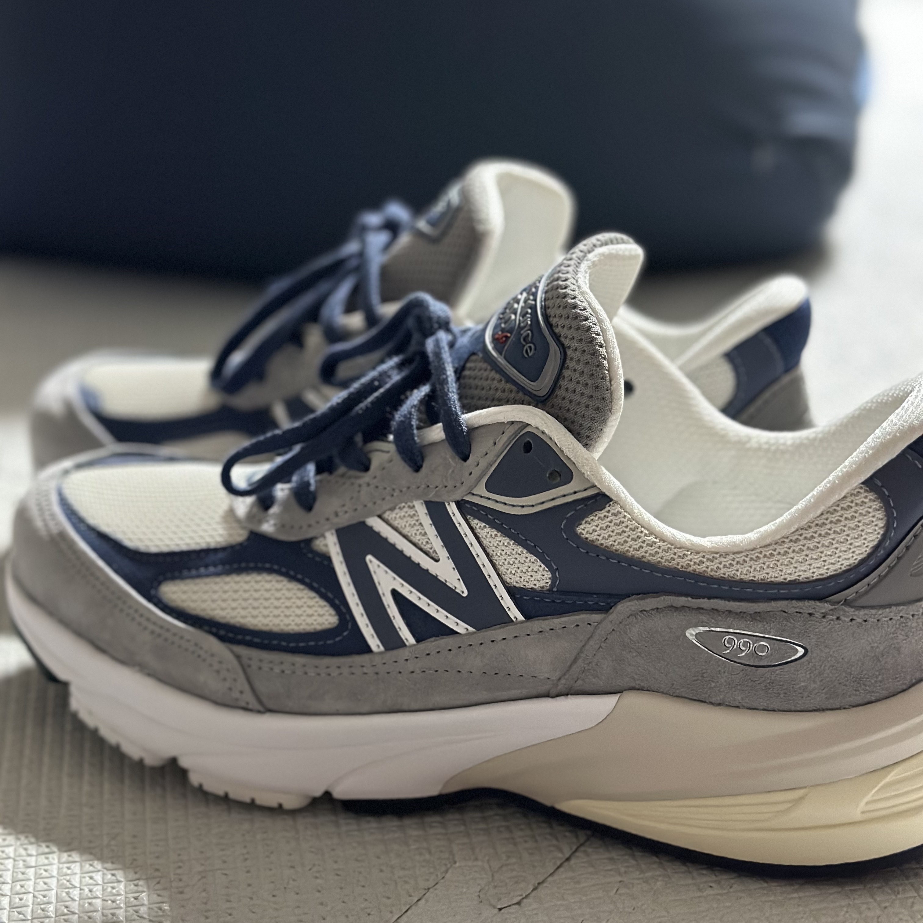 New Balance 990v6 Made in USA Gray Suede 착용 스타일 - 3