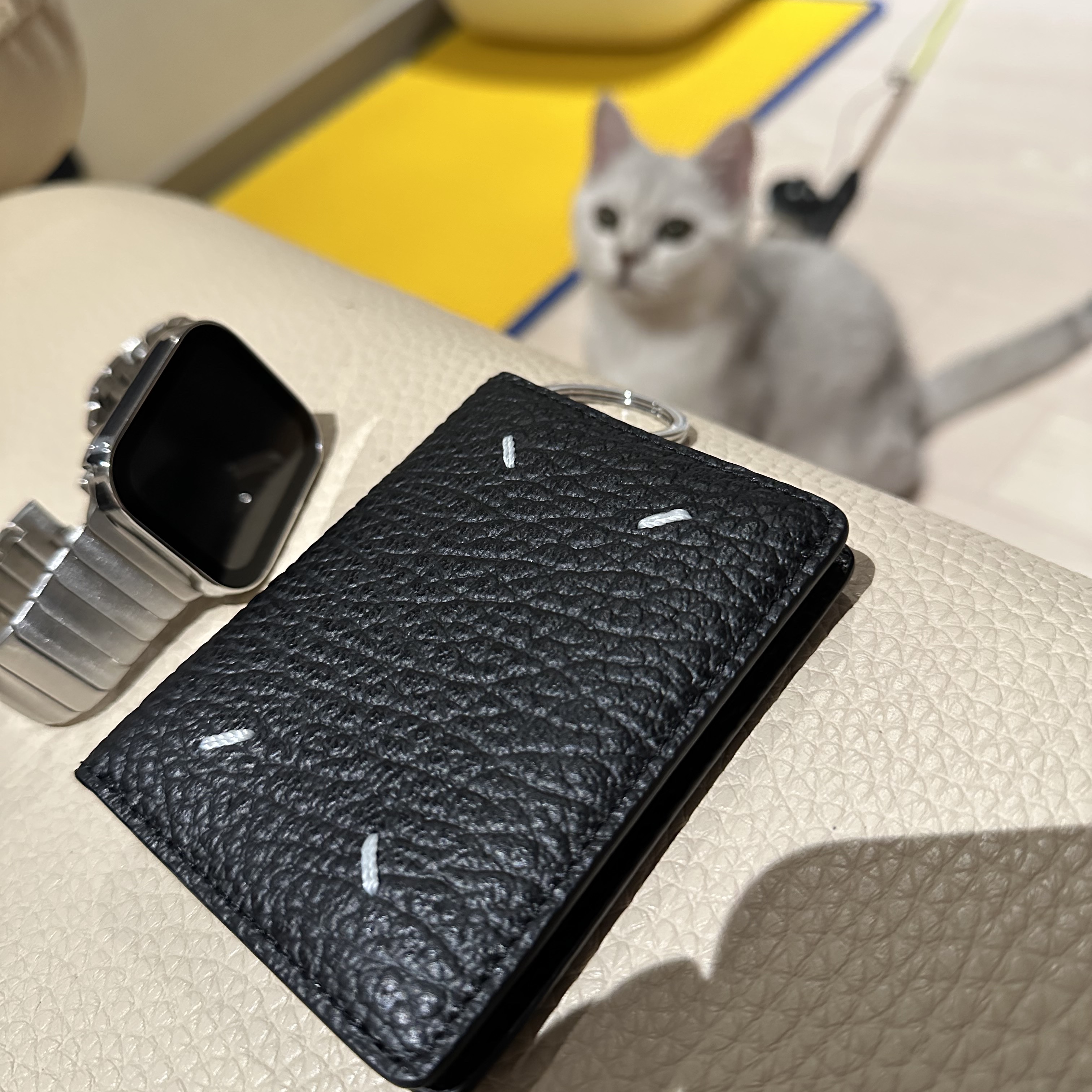 Maison Margiela Keyring Wallet Black, Apple Watch SE 44mm GPS Silver Aluminum Case with Sport Band White (Korean Ver.) 착용 스타일