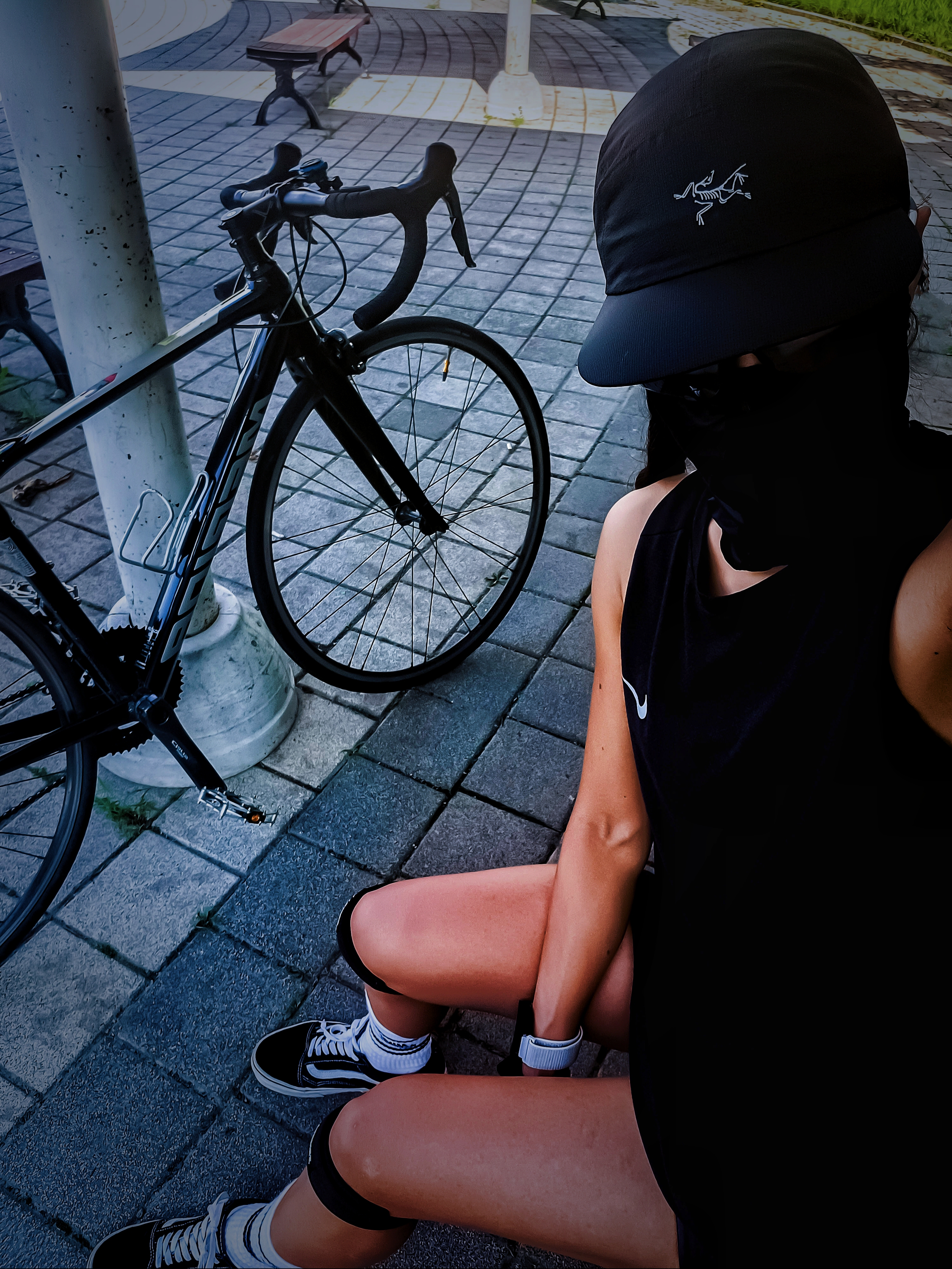 Arc'teryx Norvan Cap Black, Vans ComfyCush Old Skool Black True white 착용 스타일