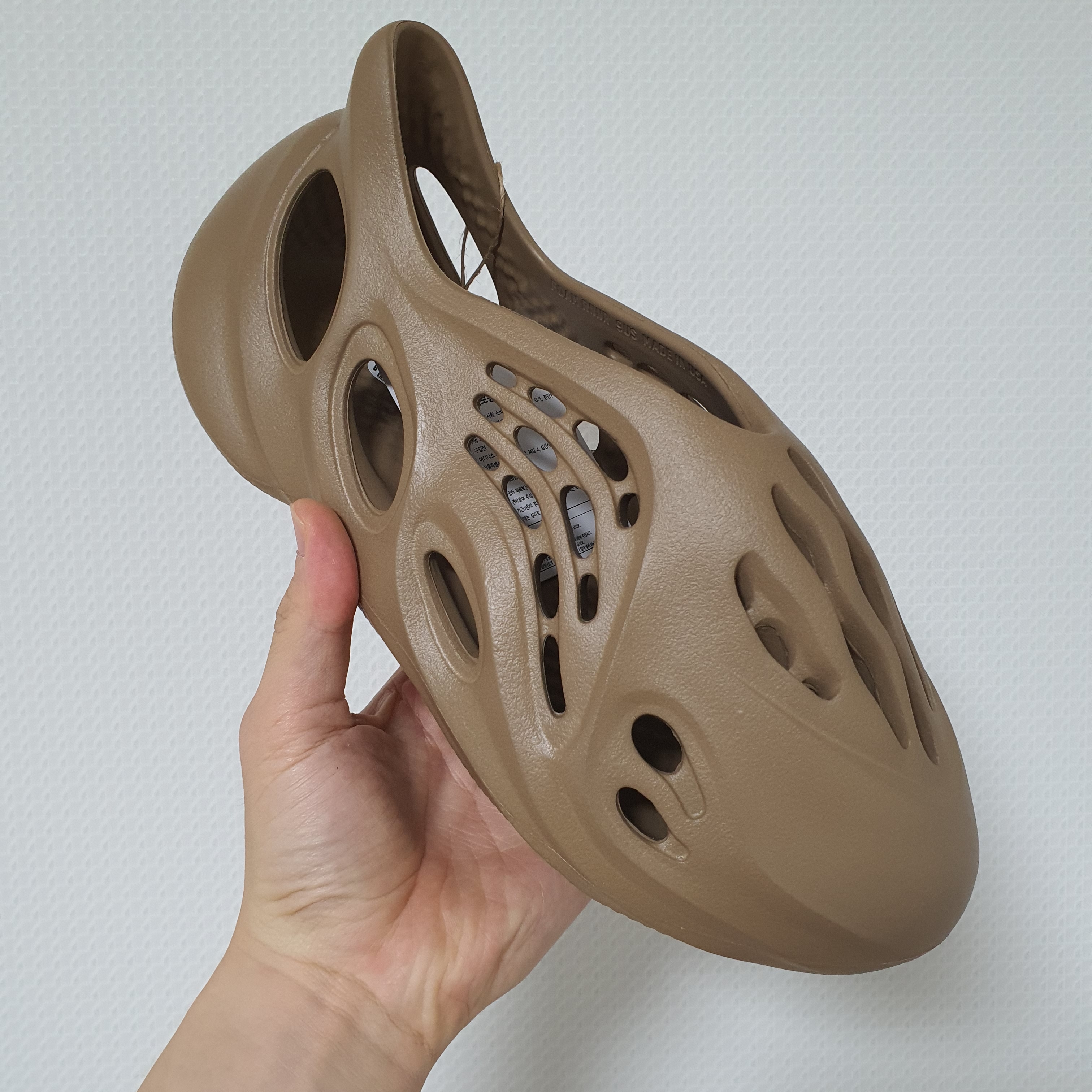 Adidas Yeezy Foam RNNR Clay Taupe 착용 스타일