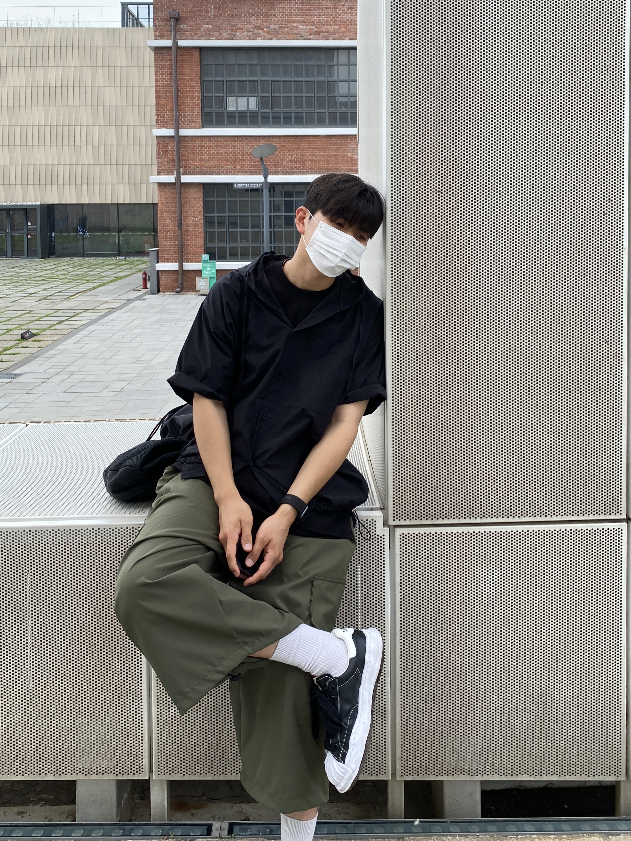 Maison Mihara Yasuhiro Blakey OG Sole Leather Low-top Sneakers Black 착용 스타일 - 5