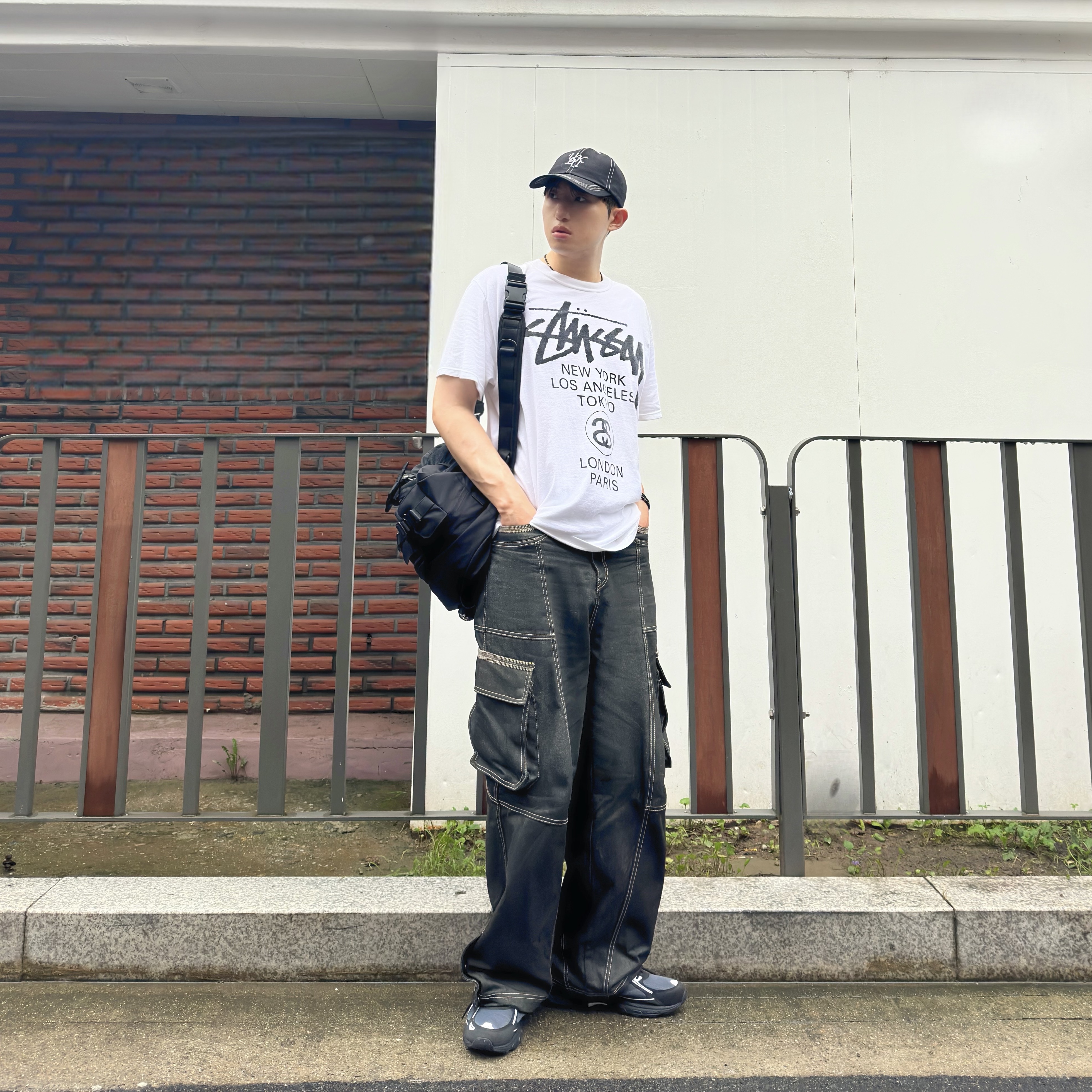 Asics Gel-Venture 6 Carrier Grey, Stussy World Tour T-Shirt White 착용 스타일 - 1