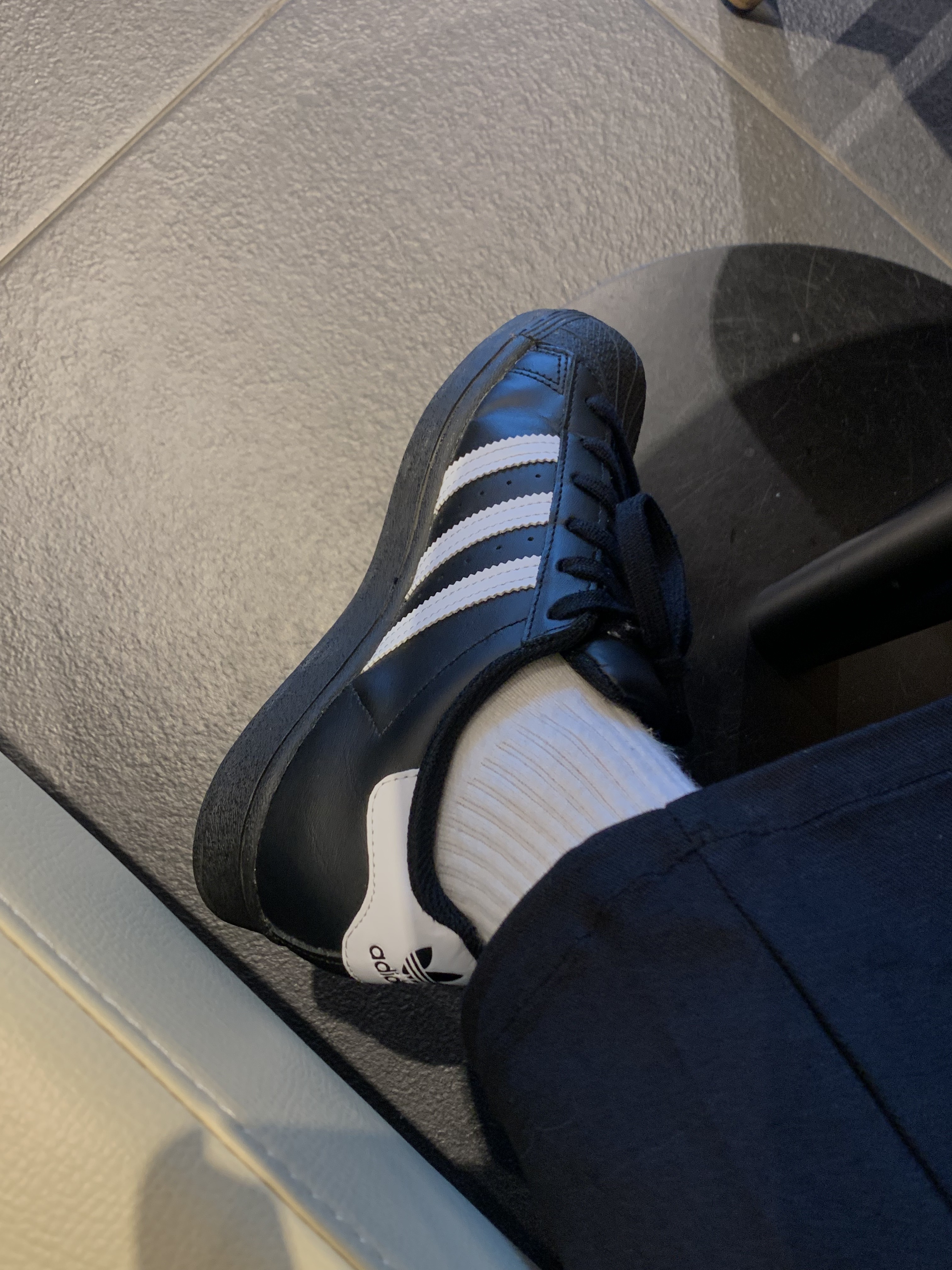 Adidas Superstar Core Black White 착용 스타일