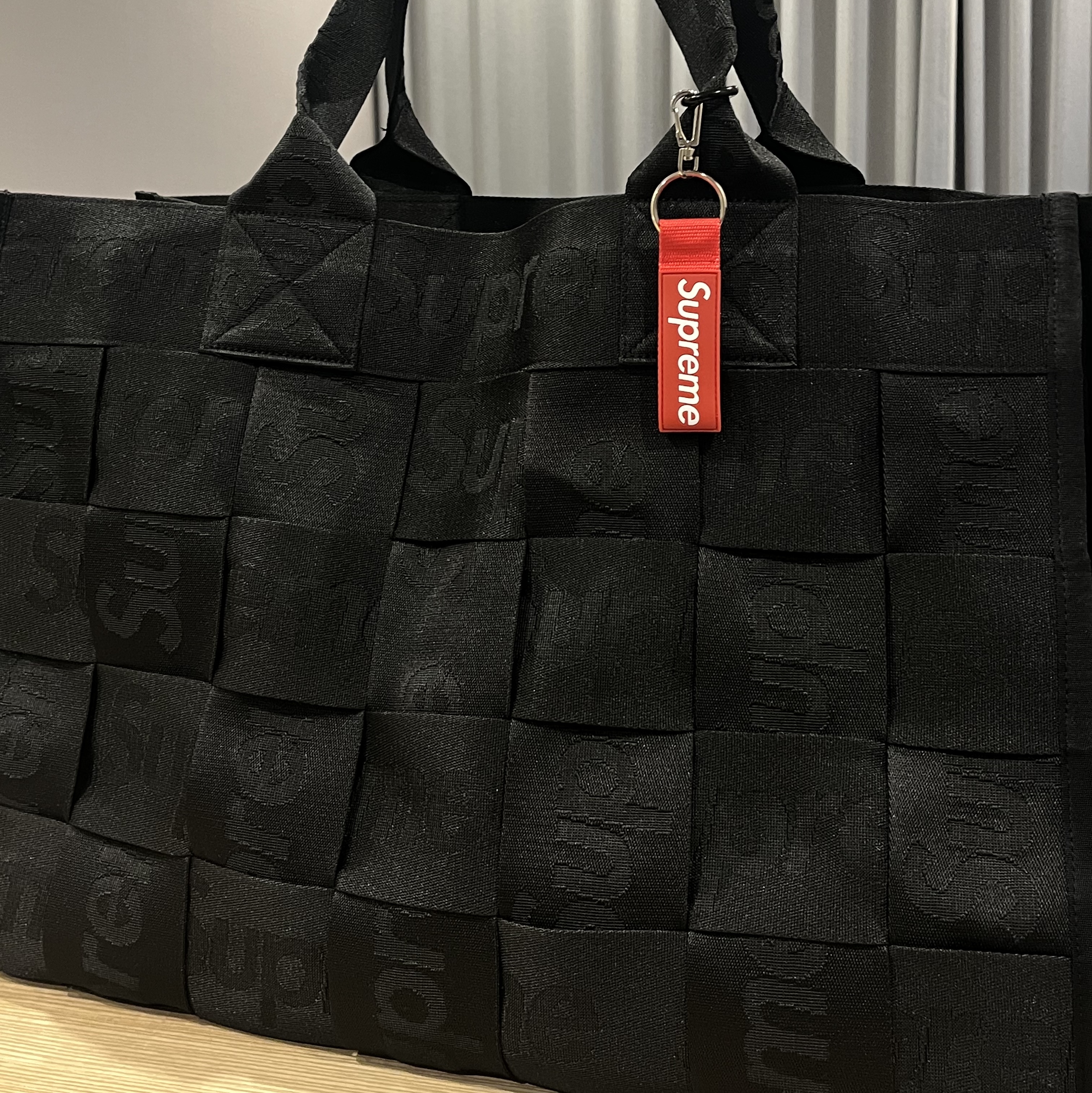 Supreme Woven Large Tote Black - 23SS, Supreme Webbing Keychain Red - 23SS 착용 스타일