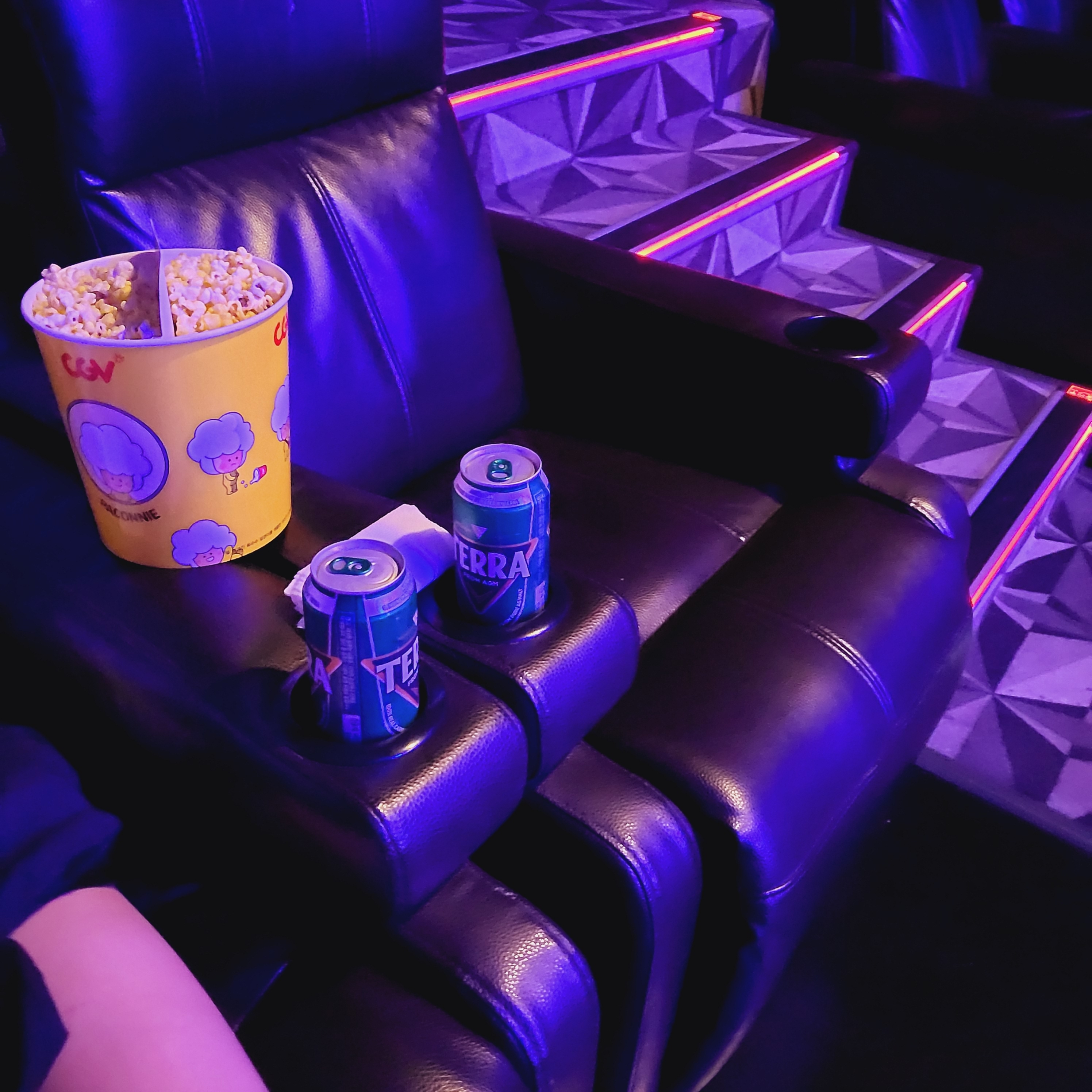 Supreme Pigment Canvas S Logo 6-Panel Navy - 23SS, Louis Vuitton Discovery PM Bumbag Monogram Shadow Black 착용 스타일 - 3
