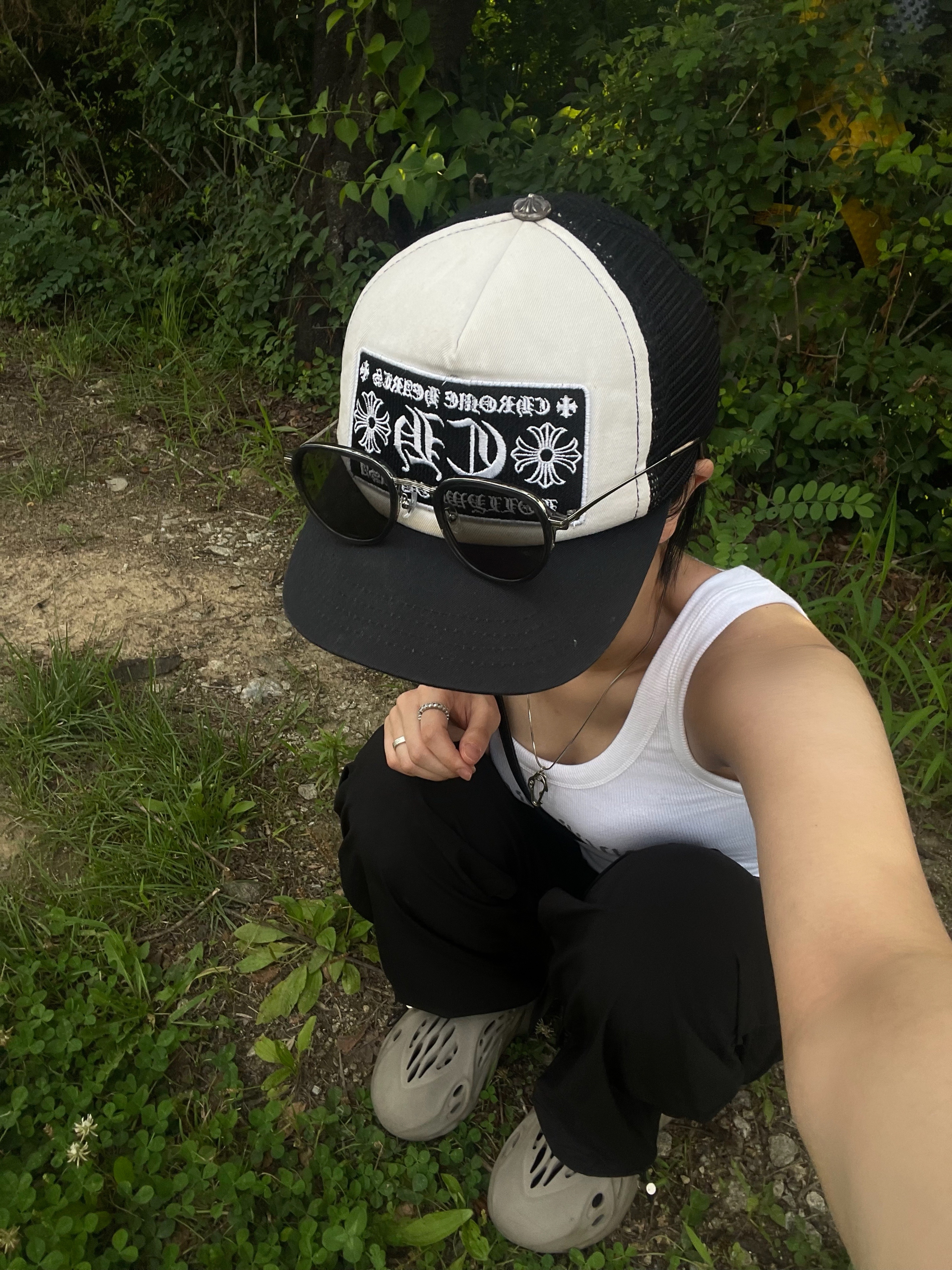 Chrome Hearts Fuck Hollywood Trucker Hat Black White, Adidas Yeezy Foam RNNR Stone Sage 착용 스타일 - 2