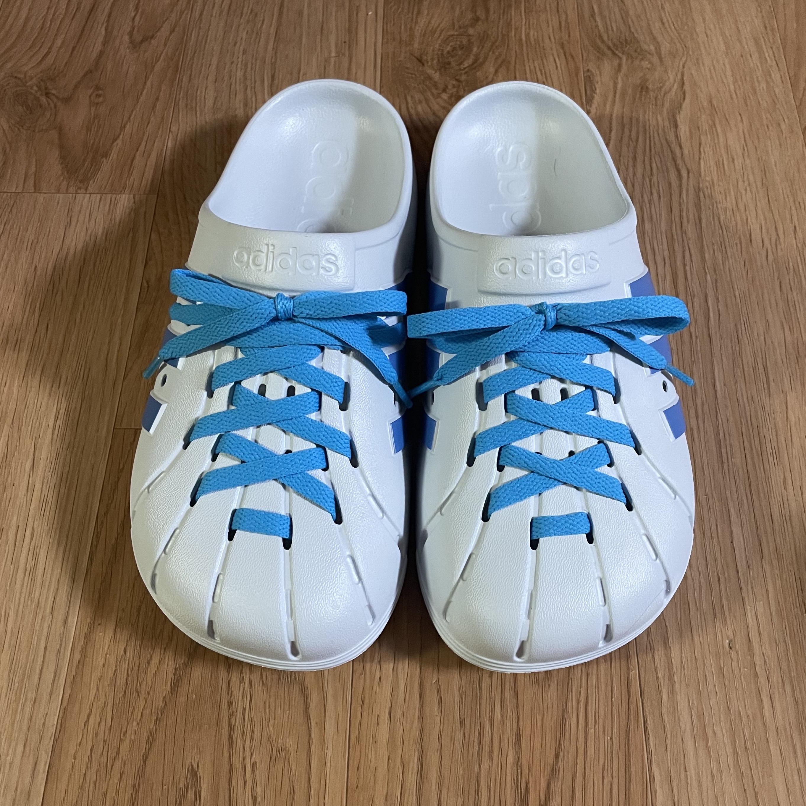 Adidas Adilette Clog Sky Blue 착용 스타일 - 1