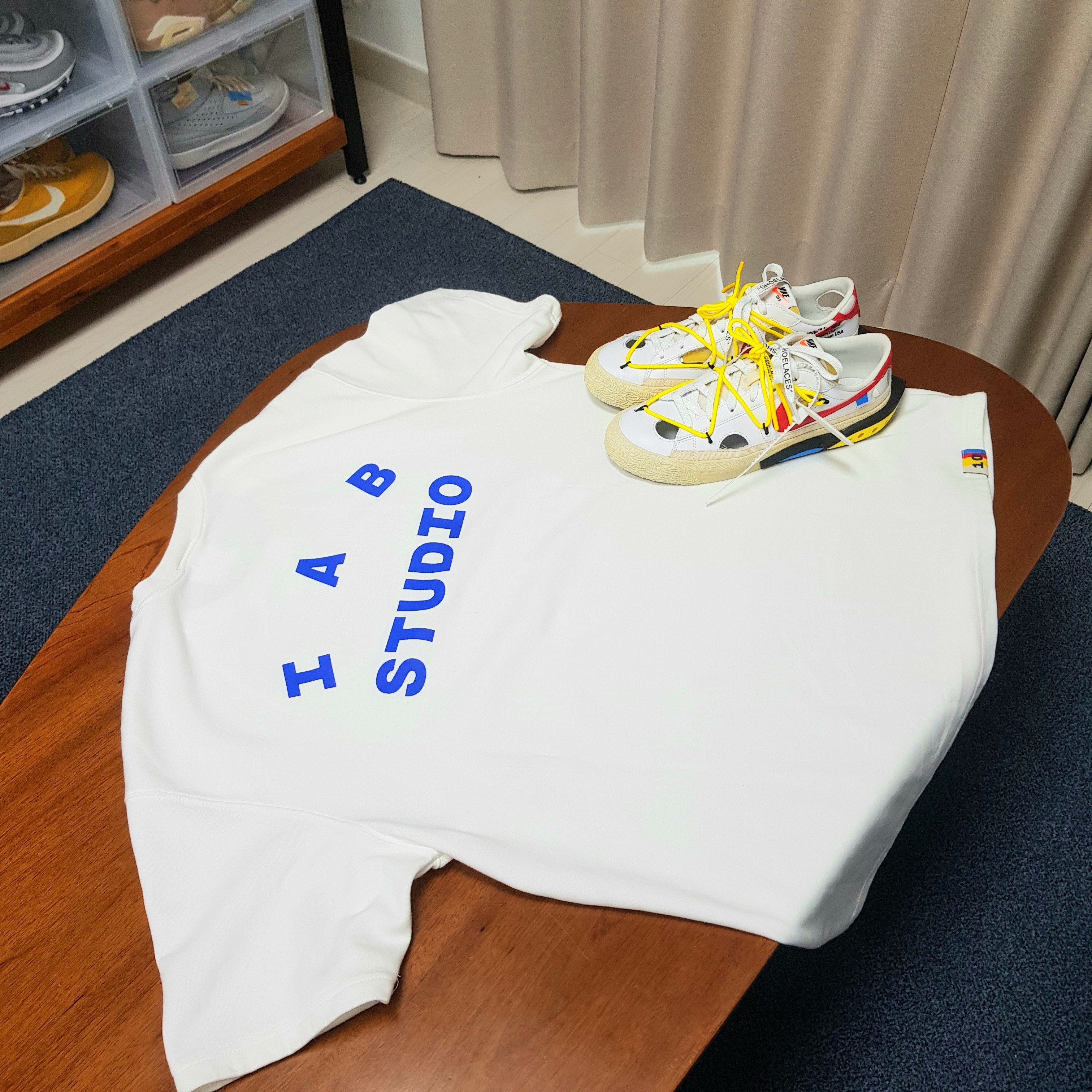 IAB Studio 10th Anniversary T-Shirts Pack White & Black (2 Pack), Nike x Off-White Blazer Low '77 White and University Red 착용 스타일 - 1