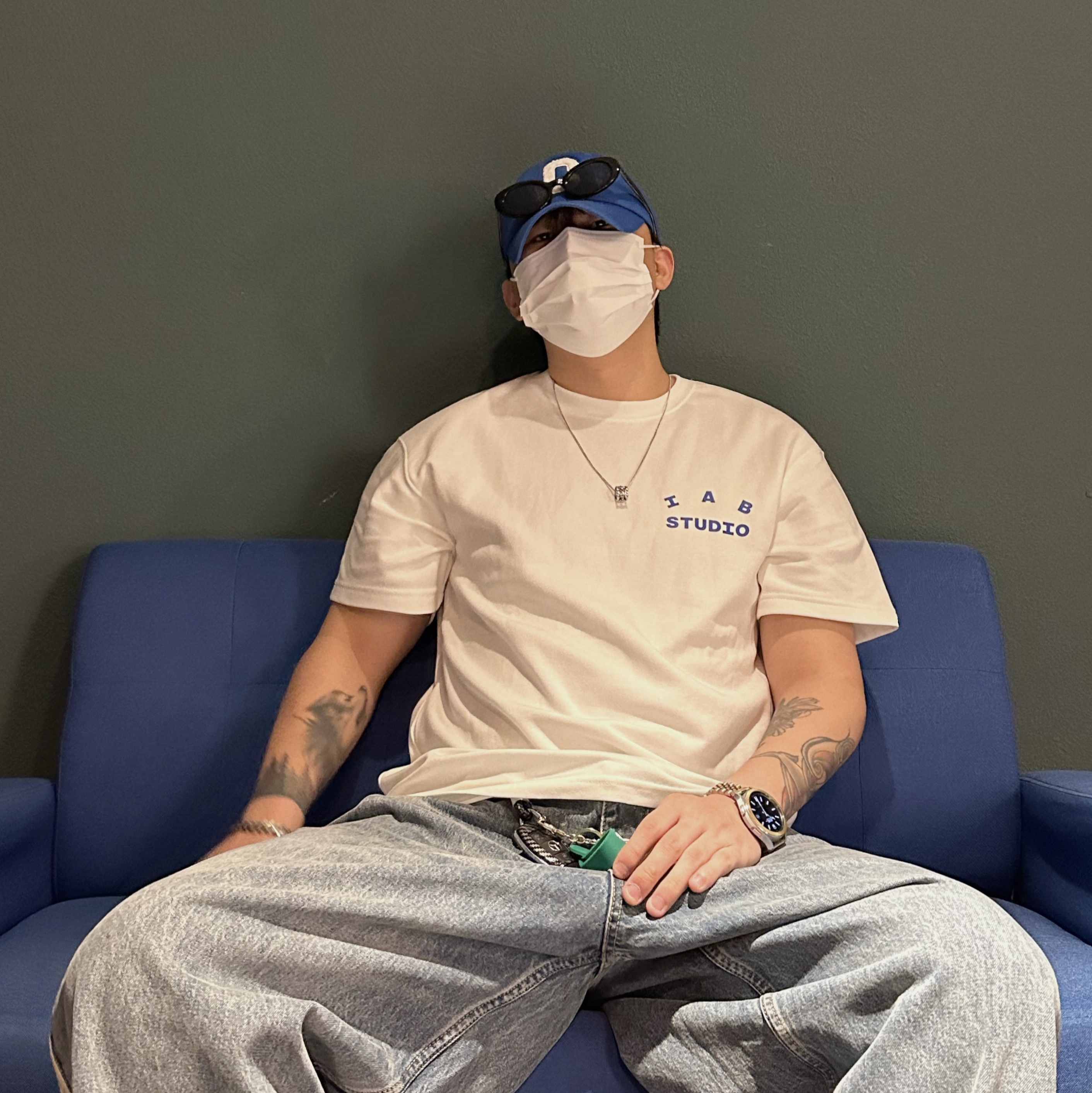 Balenciaga x Adidas Large Baggy Trousers Blue, IAB Studio 10th Anniversary T-Shirt White 착용 스타일 - 2