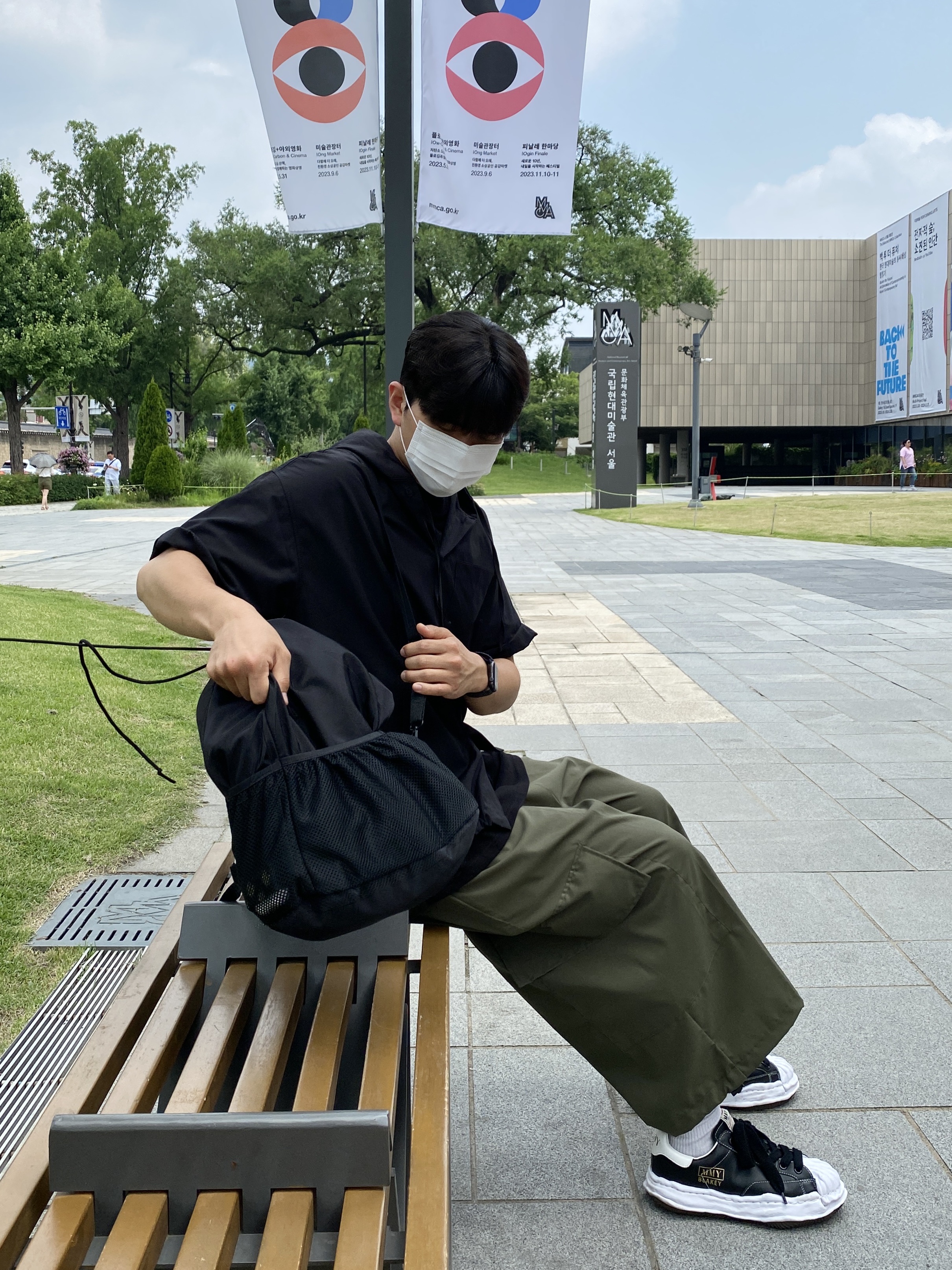 Maison Mihara Yasuhiro Blakey OG Sole Leather Low-top Sneakers Black 착용 스타일 - 4