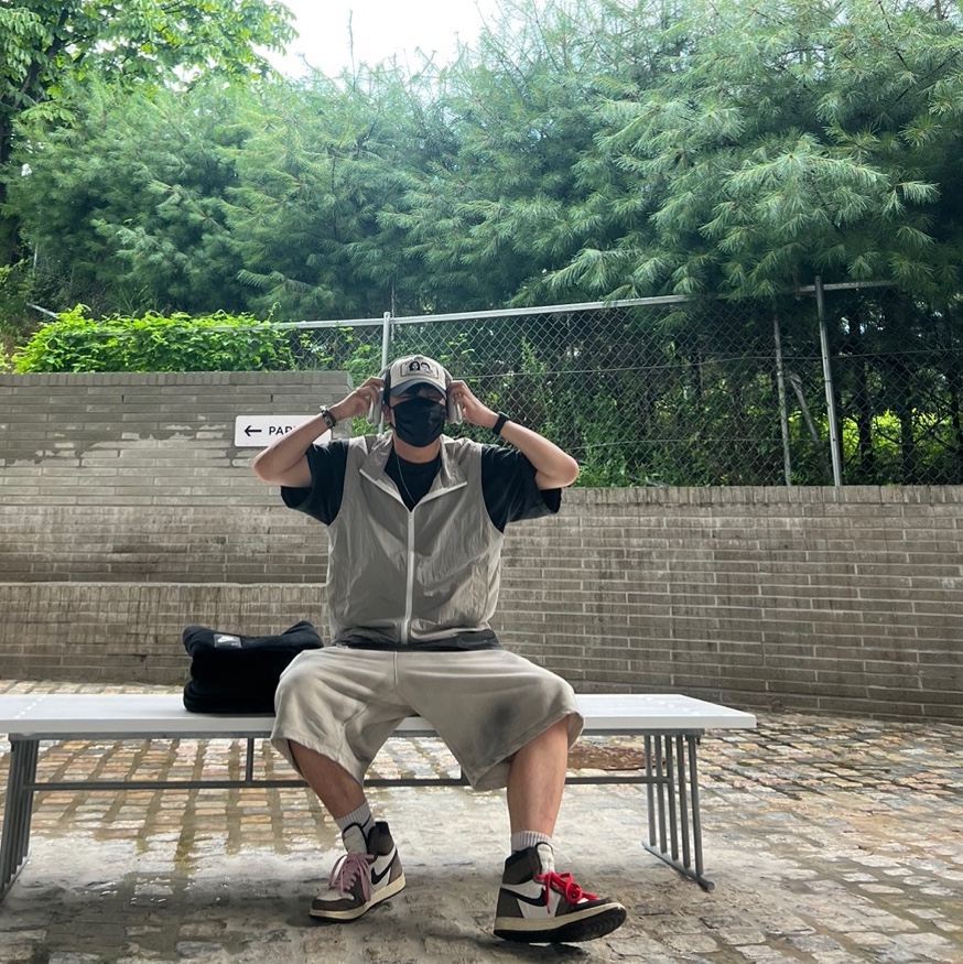 Jordan 1 x Travis Scott Retro High OG SP Mocha, Apple AirPods Max Lightning Silver (Korean Ver.) 착용 스타일 - 4