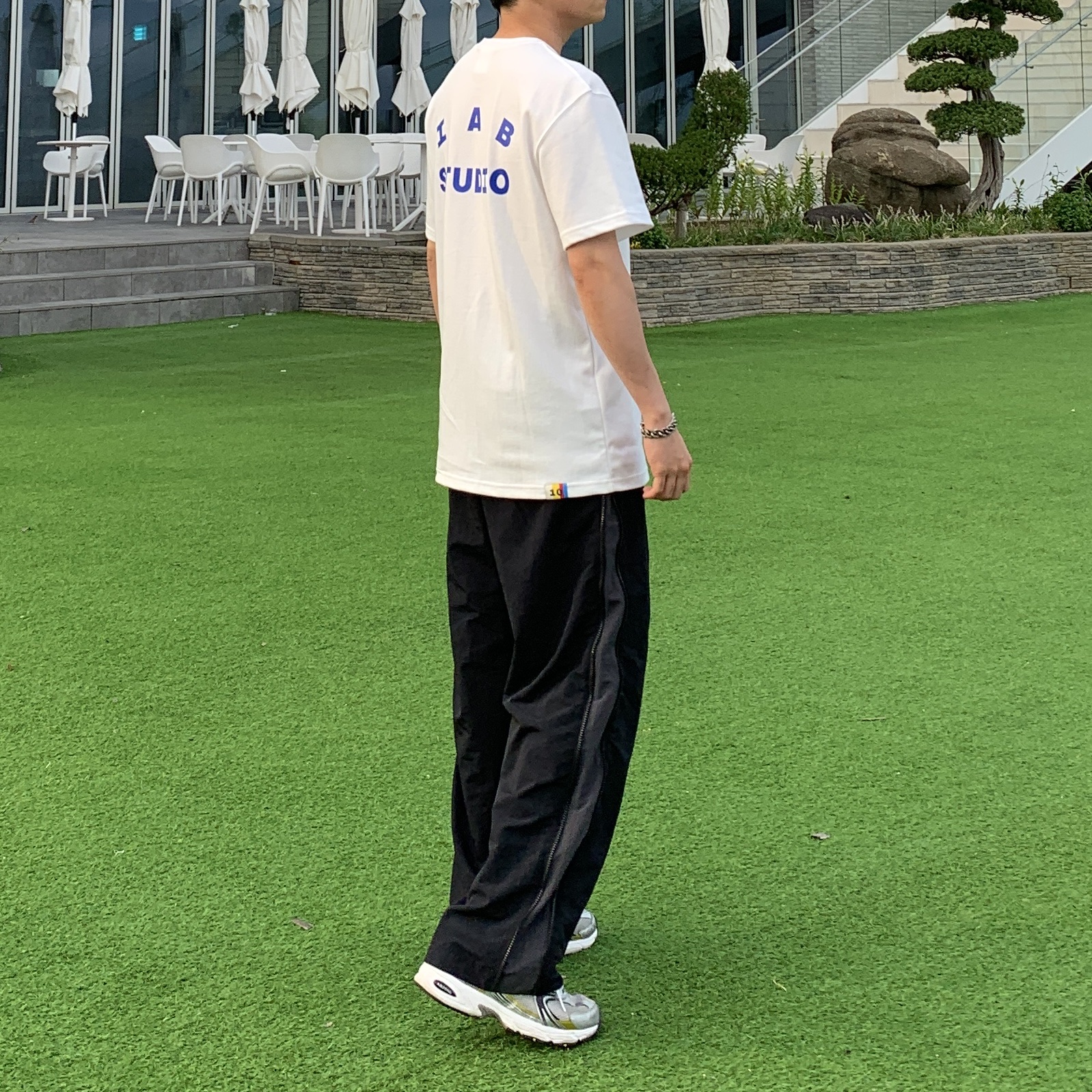 IAB Studio 10th Anniversary T-Shirts Pack White & Black (2 Pack), IAB Studio 10th Anniversary T-Shirt White 착용 스타일 - 3