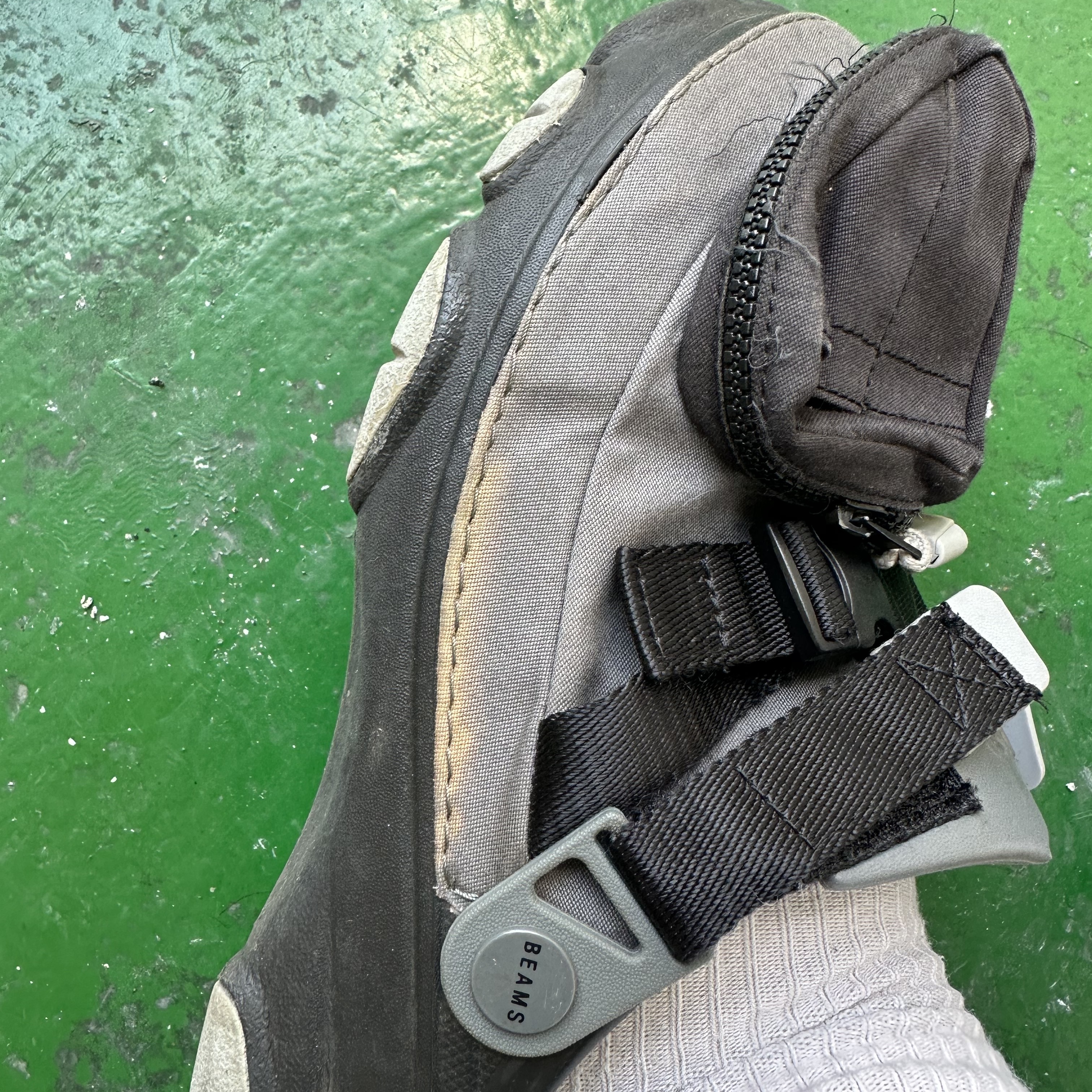 Crocs x Beams Classic All Terrain Mountain Parka Clog Grey 착용 스타일