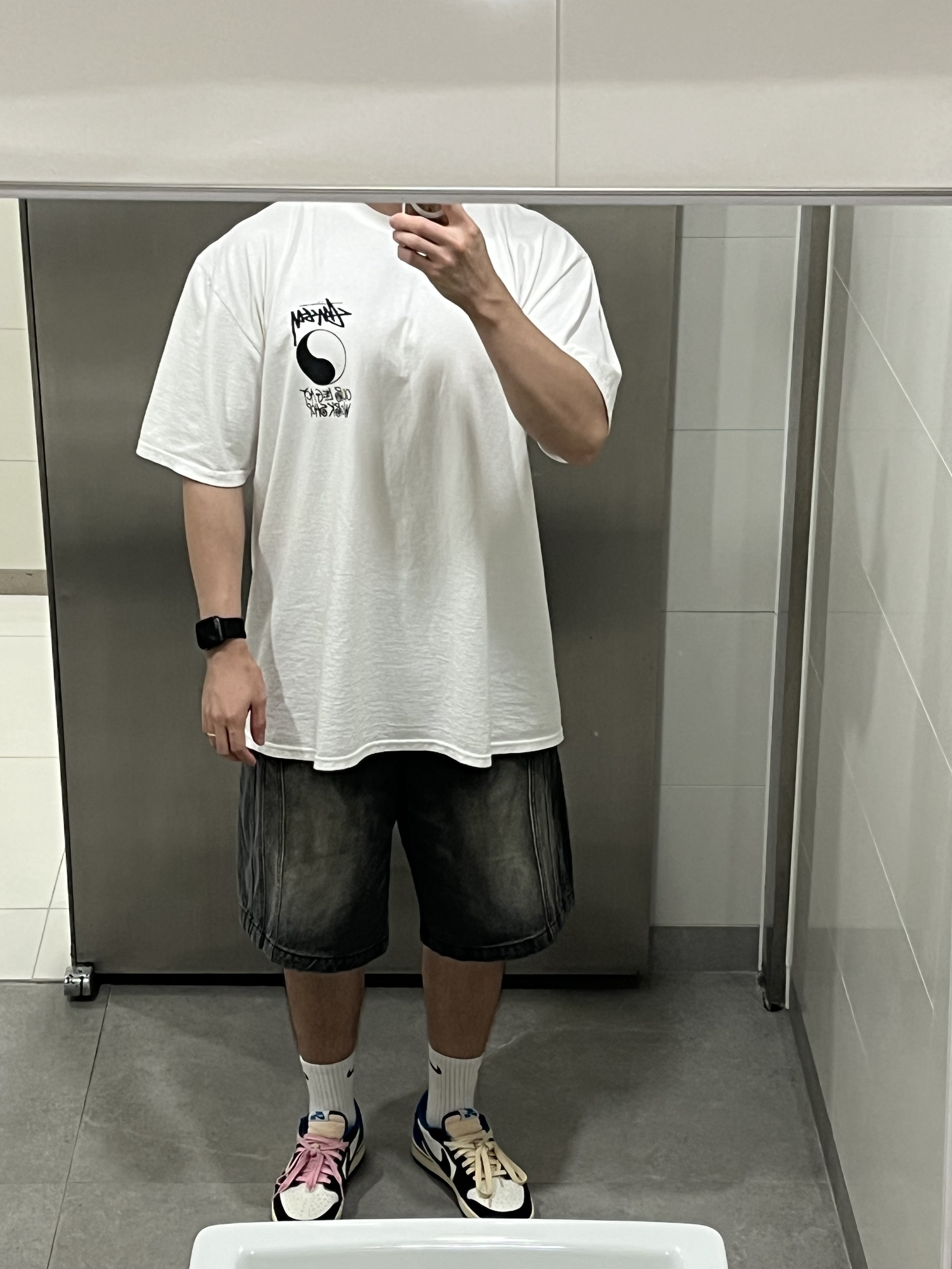 Stussy x Our Legacy Frame Pigment Dyed T-Shirt Natural, Jordan 1 x Travis Scott x Fragment Retro Low OG SP Military Blue 착용 스타일