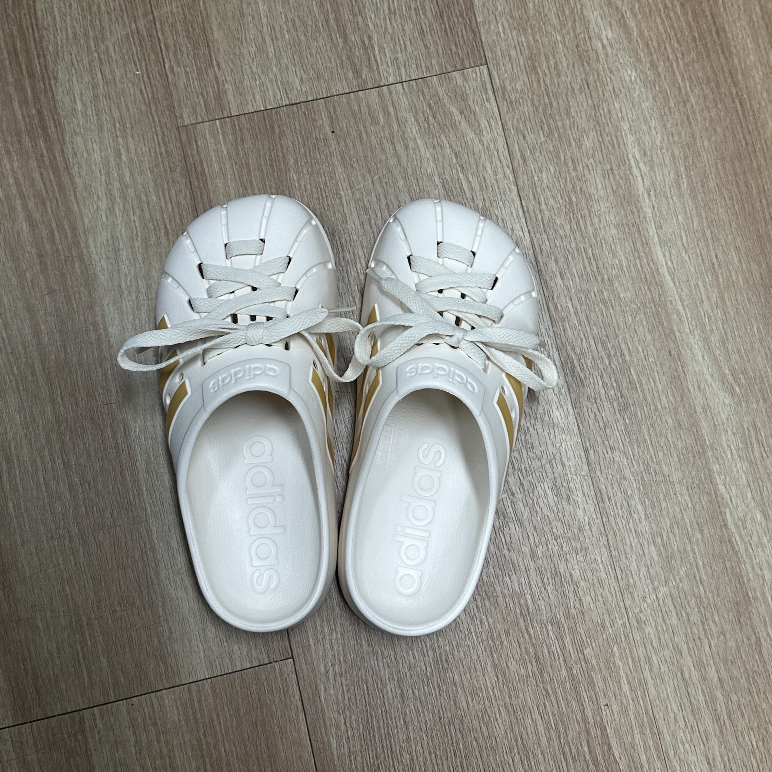Adidas Adilette Clogs Wonder White 착용 스타일