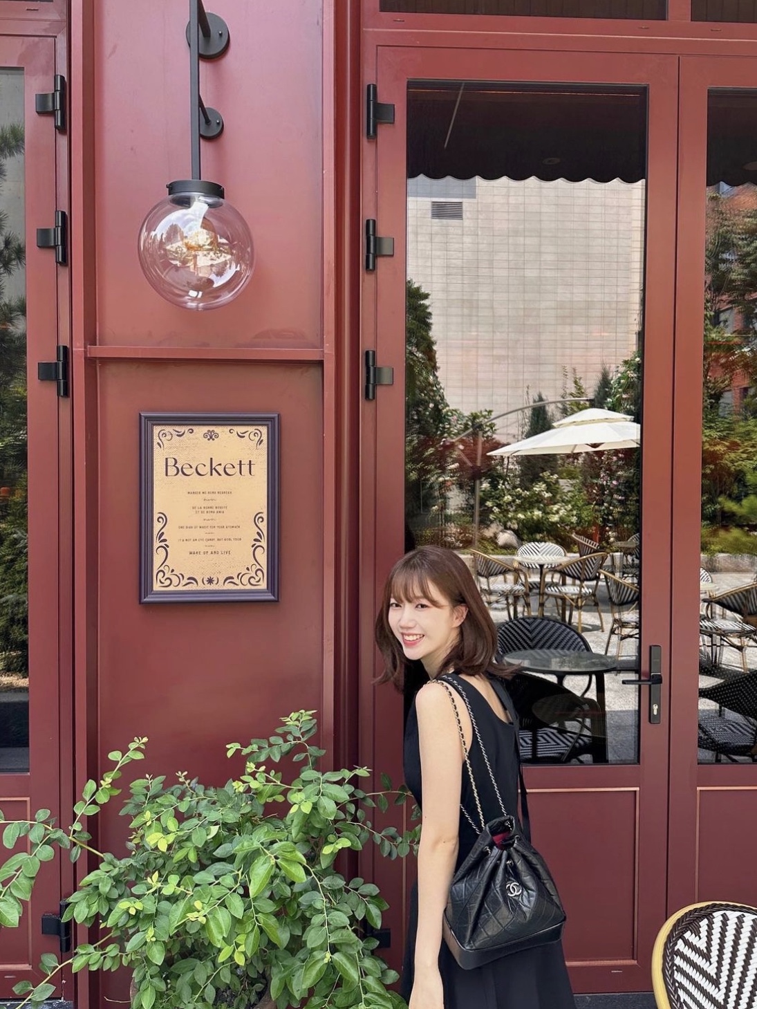 Chanel Small Gabrielle Backpack Aged Calfskin & Gold Silver Black 착용 스타일 - 2