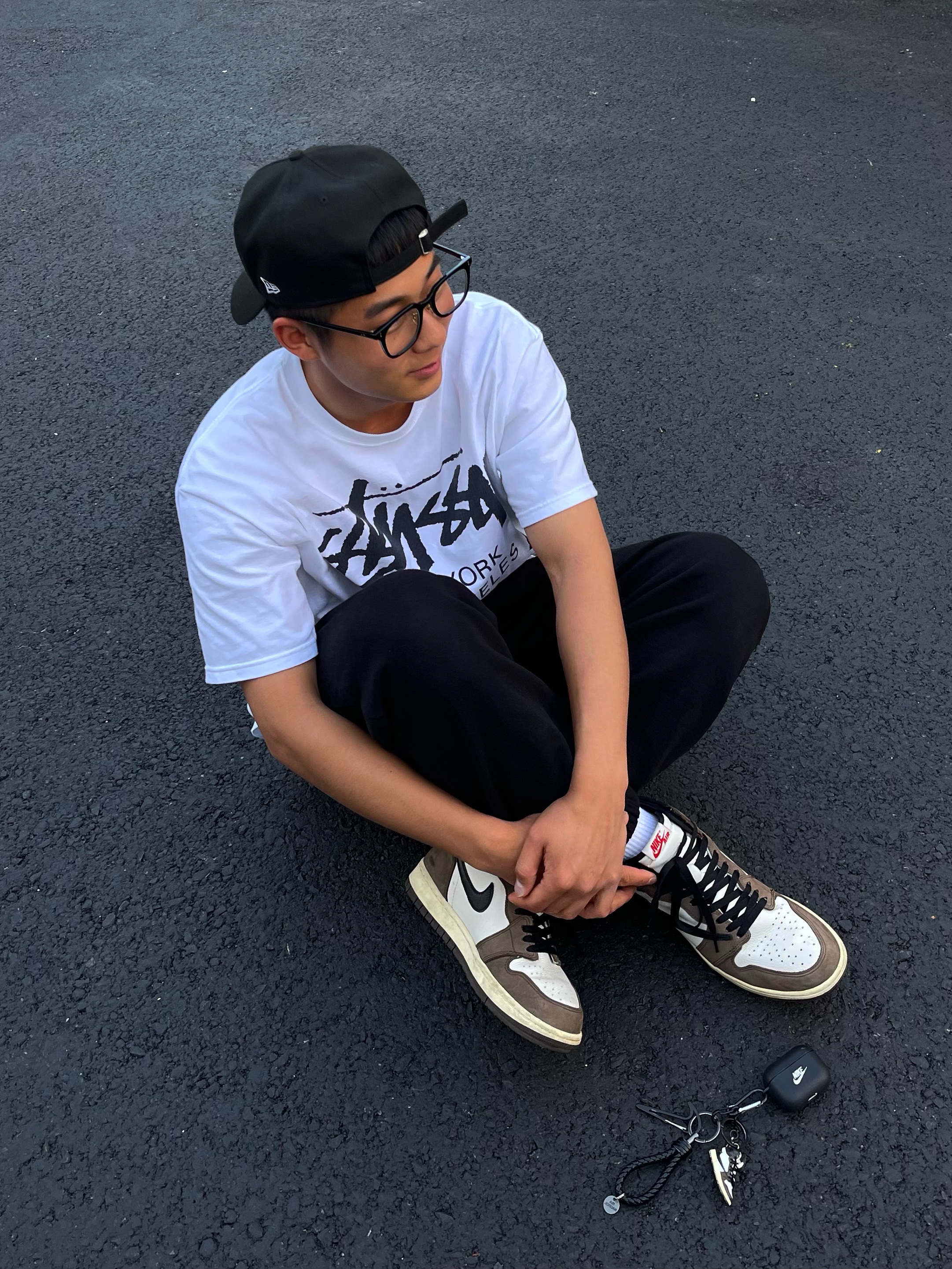 Jordan 1 x Travis Scott Retro High OG SP Mocha, Stussy World Tour T-Shirt White 착용 스타일