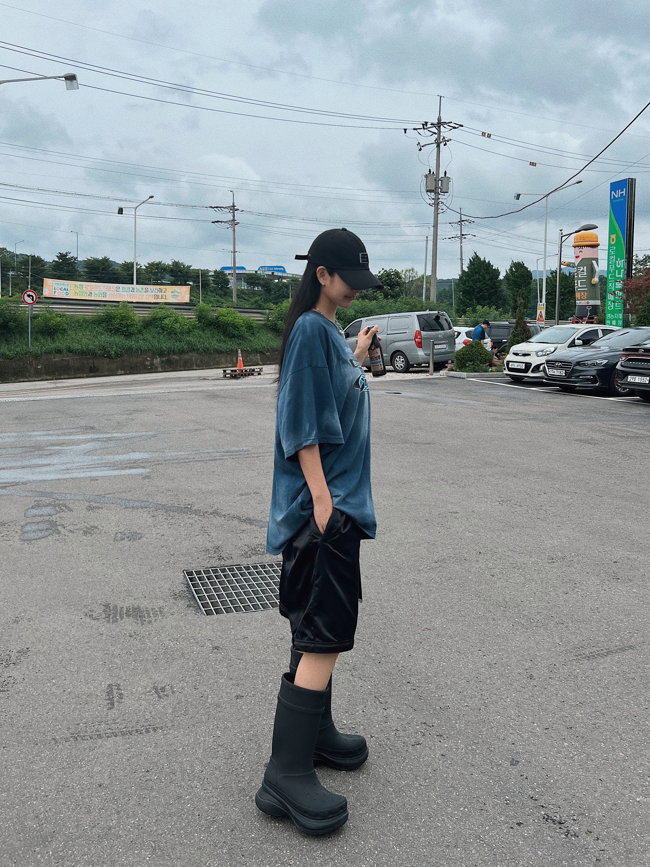 (W) Balenciaga x Crocs Rubber Boot Black, Balenciaga x Crocs Rubber Boot Black 착용 스타일 - 3