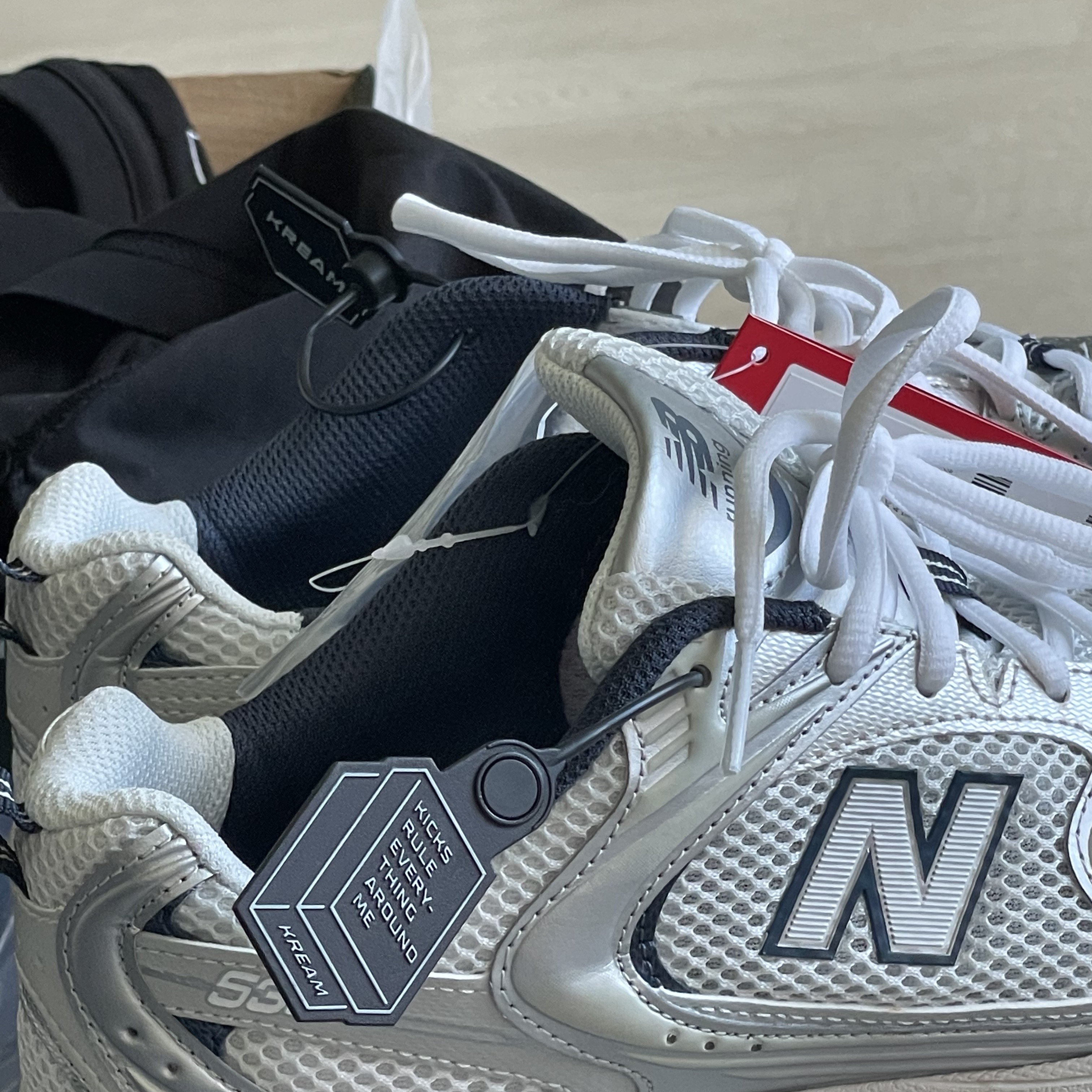 New Balance 530 Steel Grey 착용 스타일 - 1