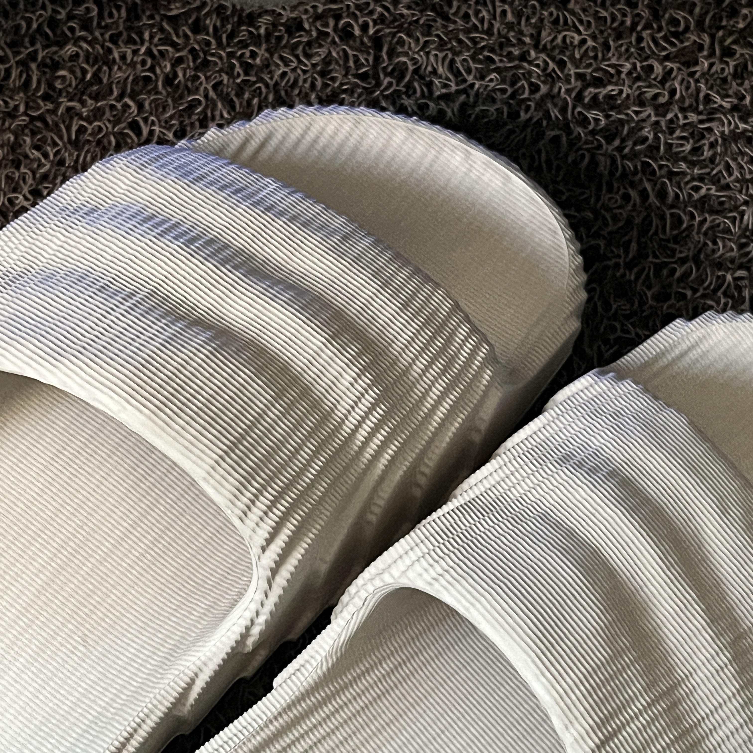 Adidas Adilette 22 Aluminium 착용 스타일