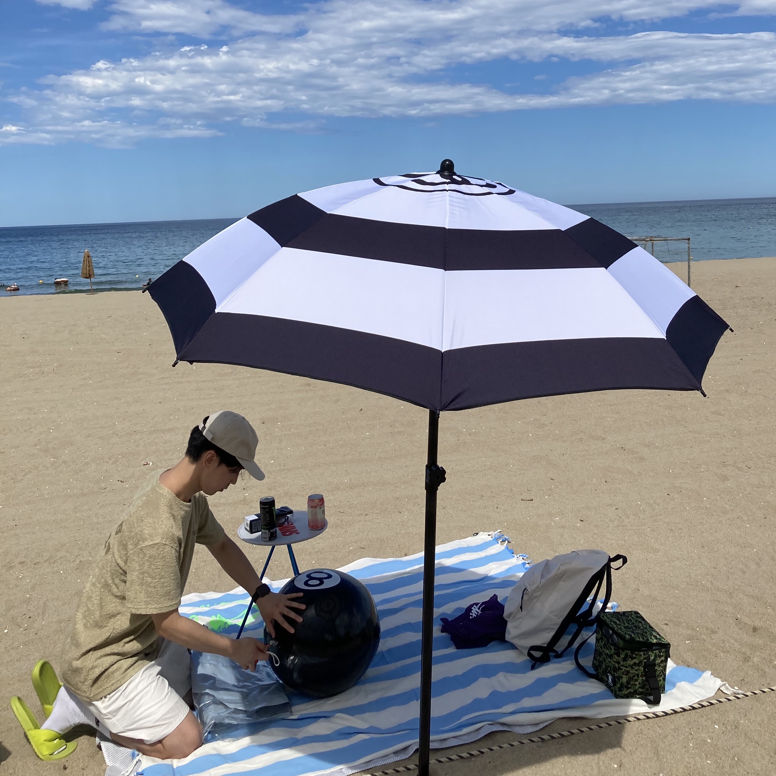 Stussy 8 Ball Beach Ball Black, Stussy Beach Umbrella Black White 착용 스타일 - 1