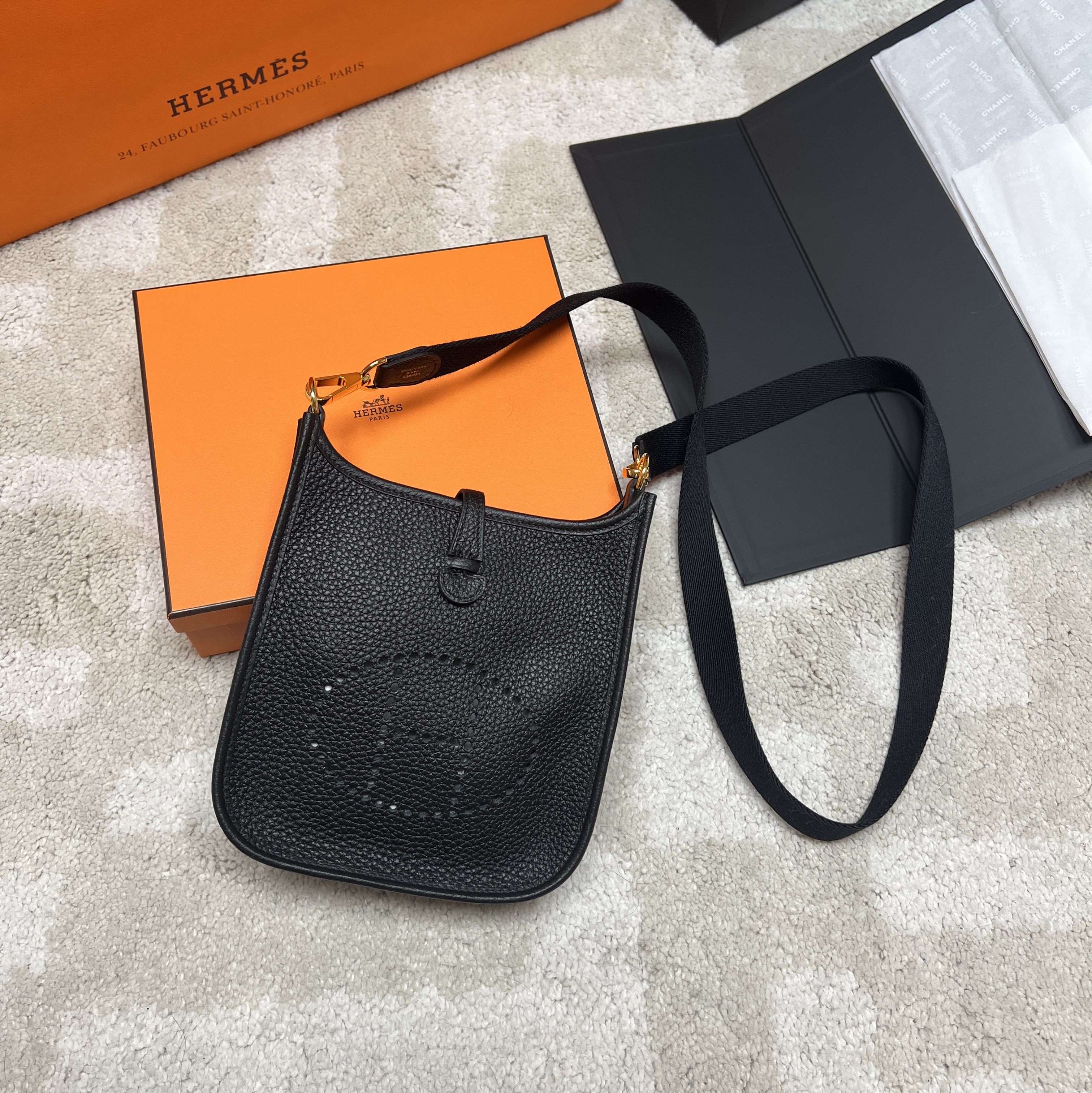 Hermes Evelyne 16 Amazone Bag Clemence & Gold Noir, Hermes Destin Loafers Calfskin & Palladium Noir 착용 스타일 - 1