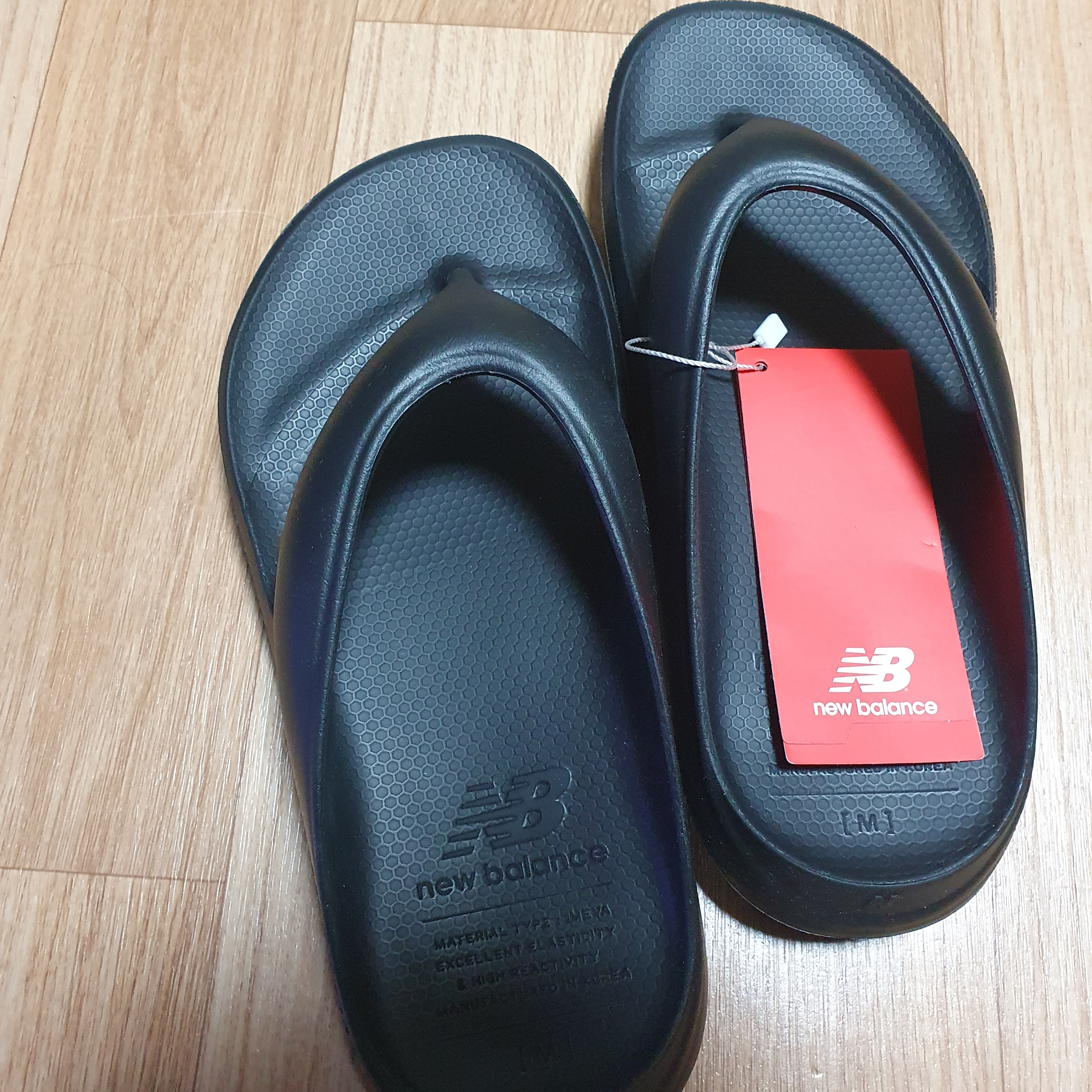 New Balance Flip Flop Black 착용 스타일