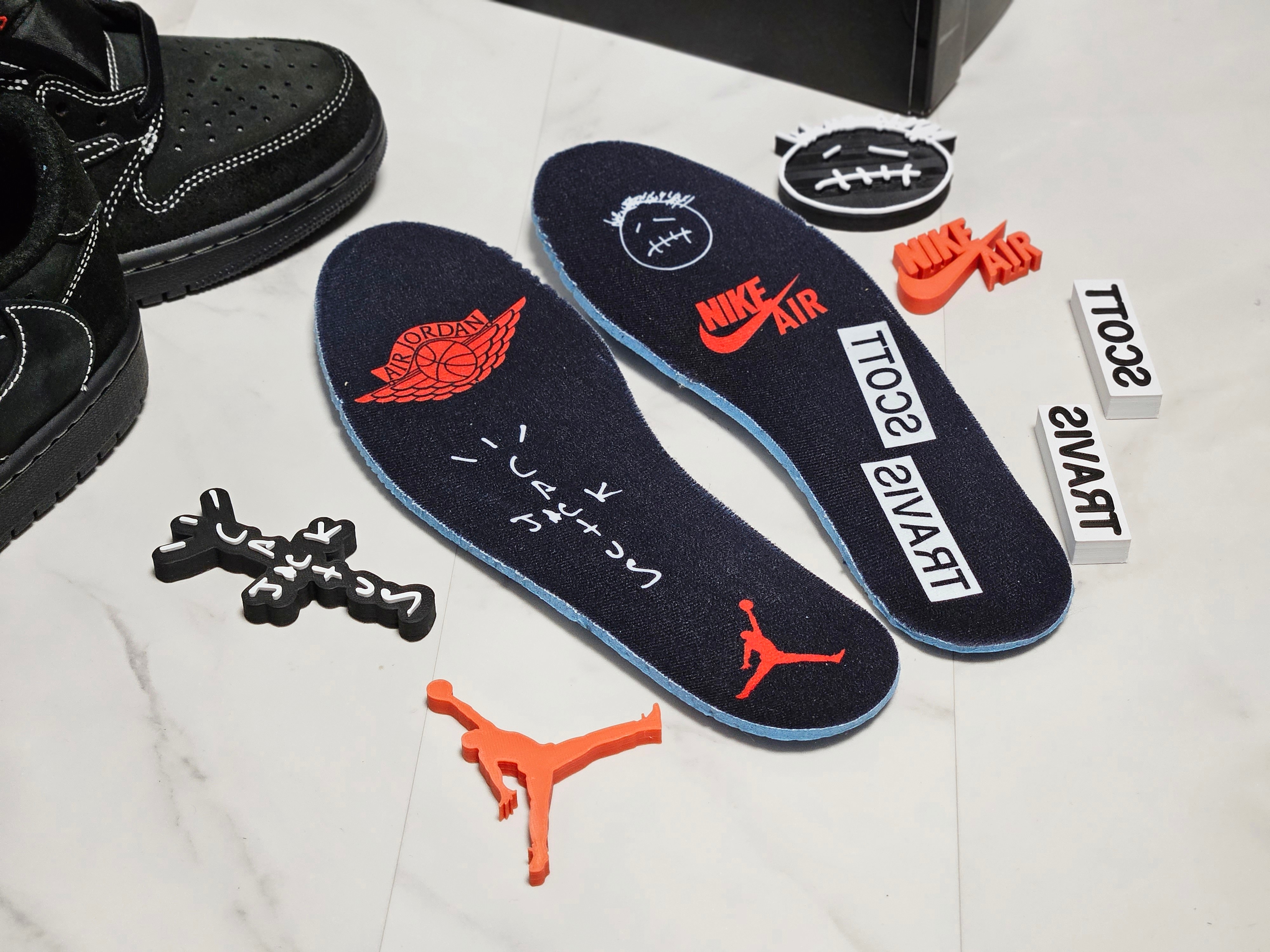 Jordan 1 x Travis Scott Retro Low OG SP Black Phantom 착용 스타일 - 2