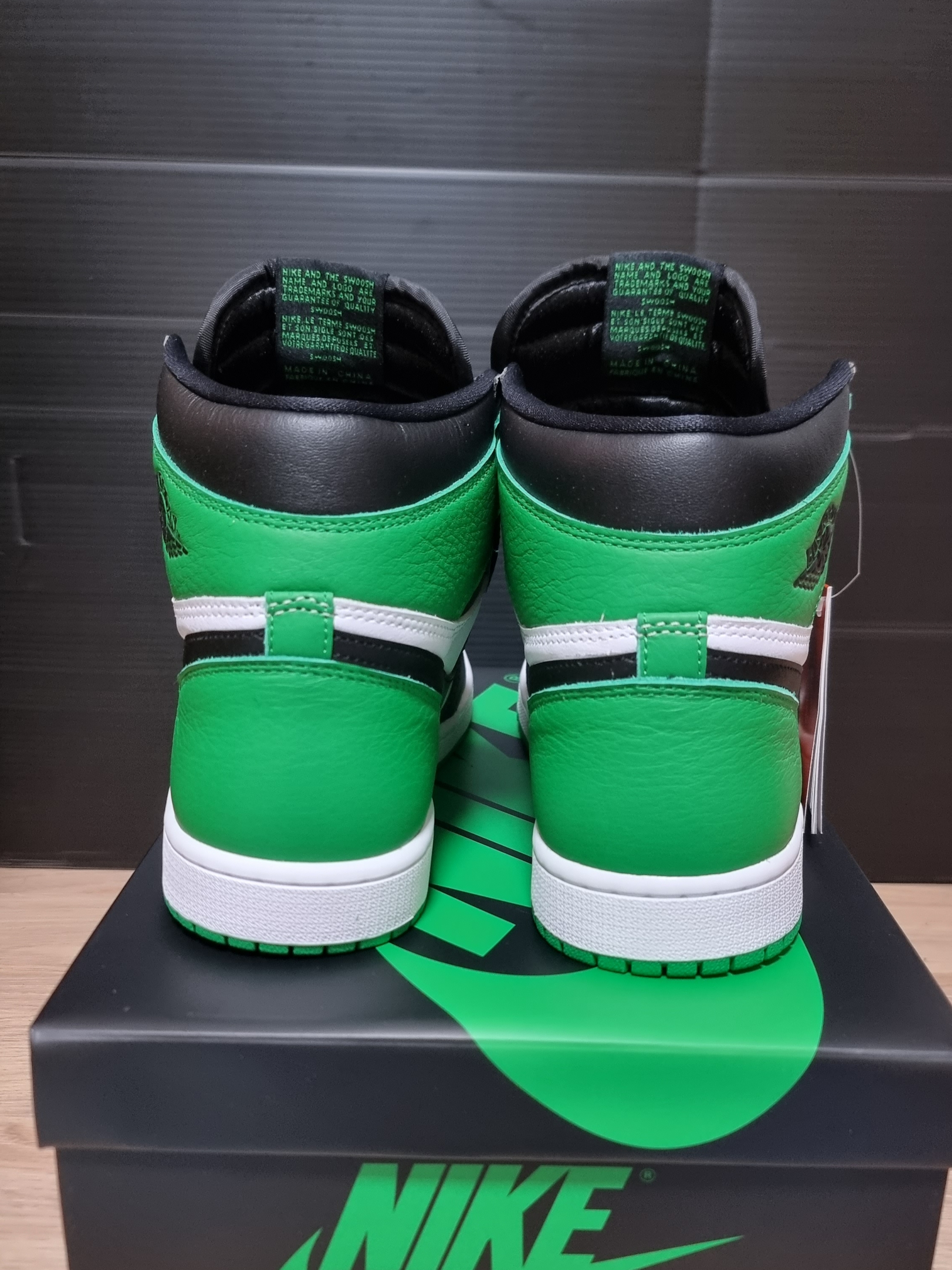 Jordan 1 Retro High OG Black and Lucky Green 착용 스타일 - 4