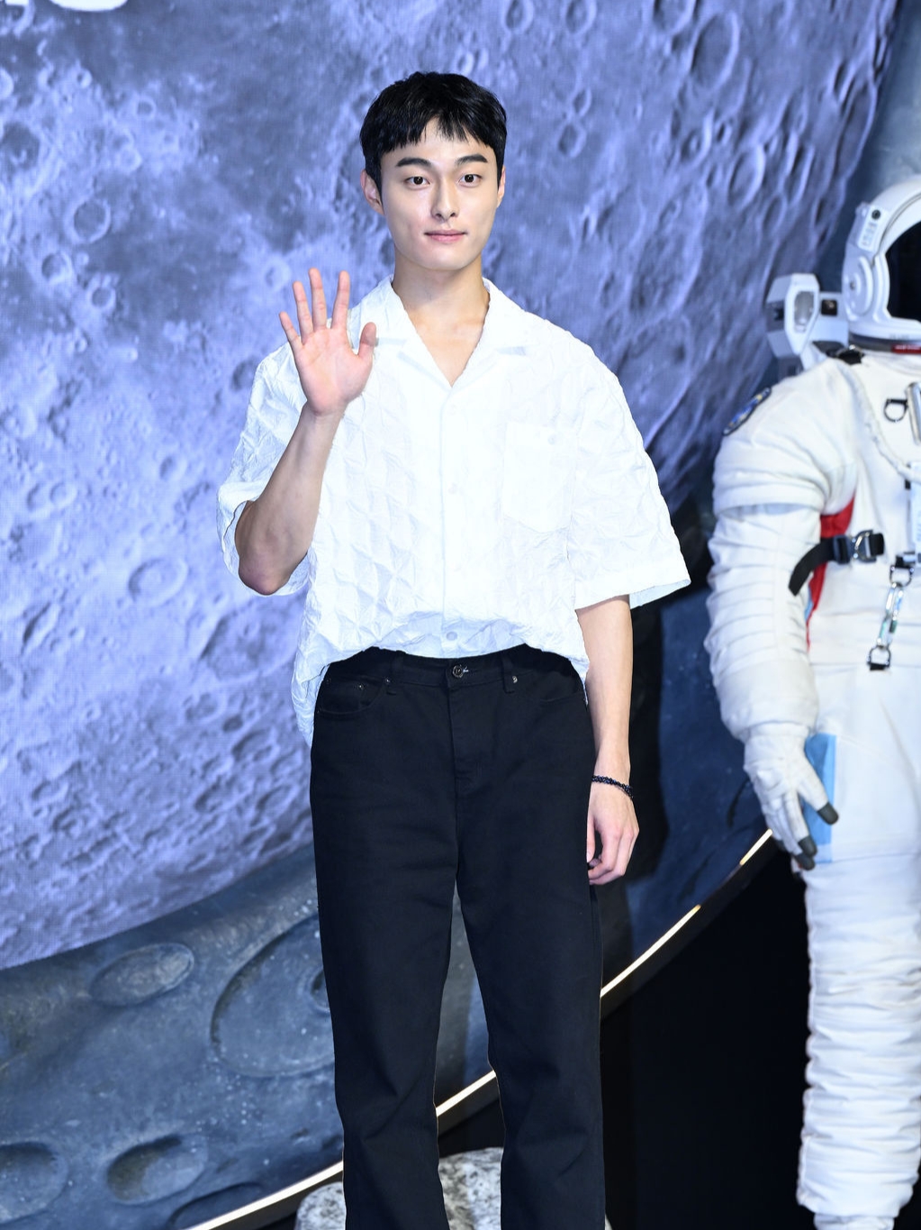 [KREAM 단독] STU Embroidery Bumpy Shirt White 착용 스타일 - 1