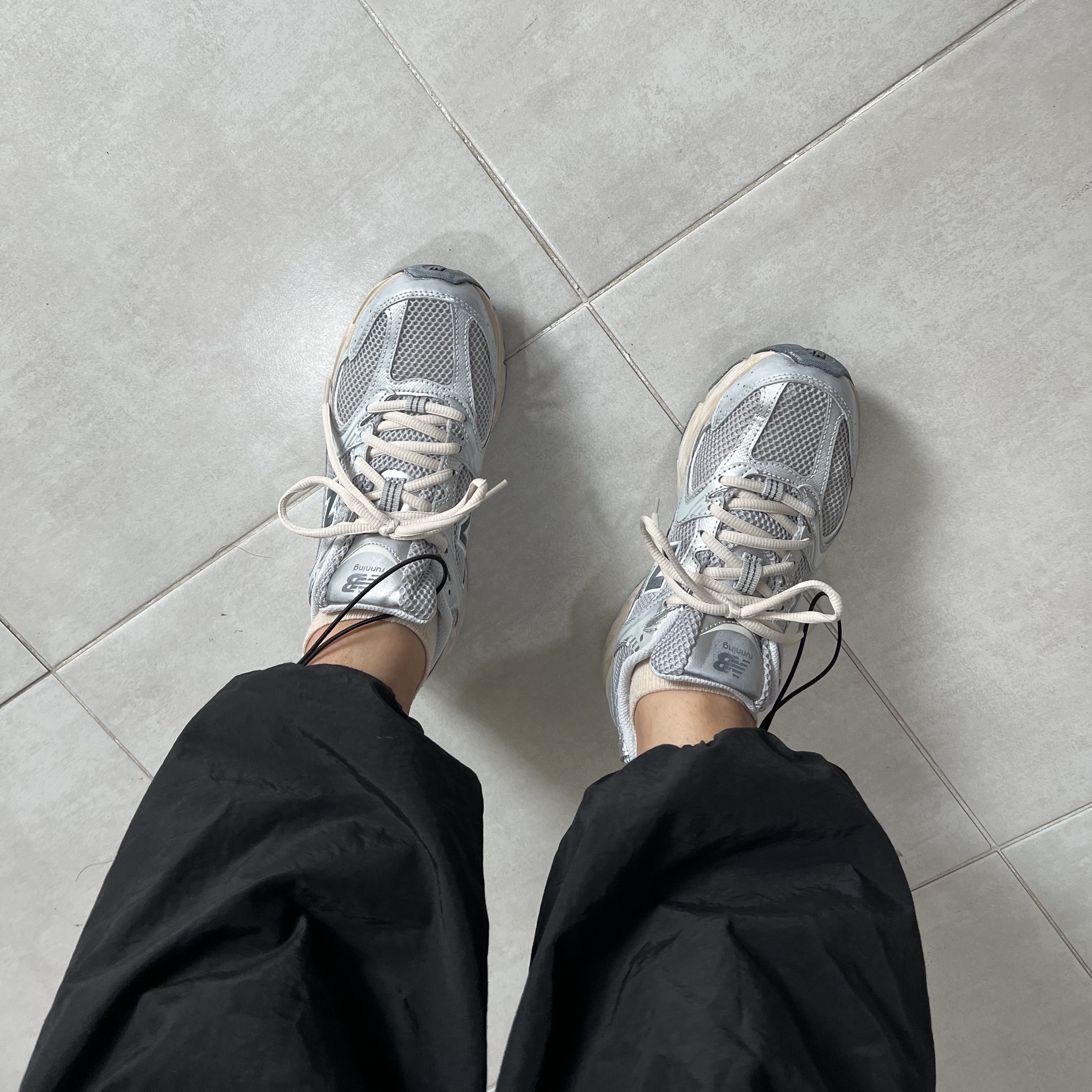 New Balance 530 Vintage Metallic Silver 착용 스타일