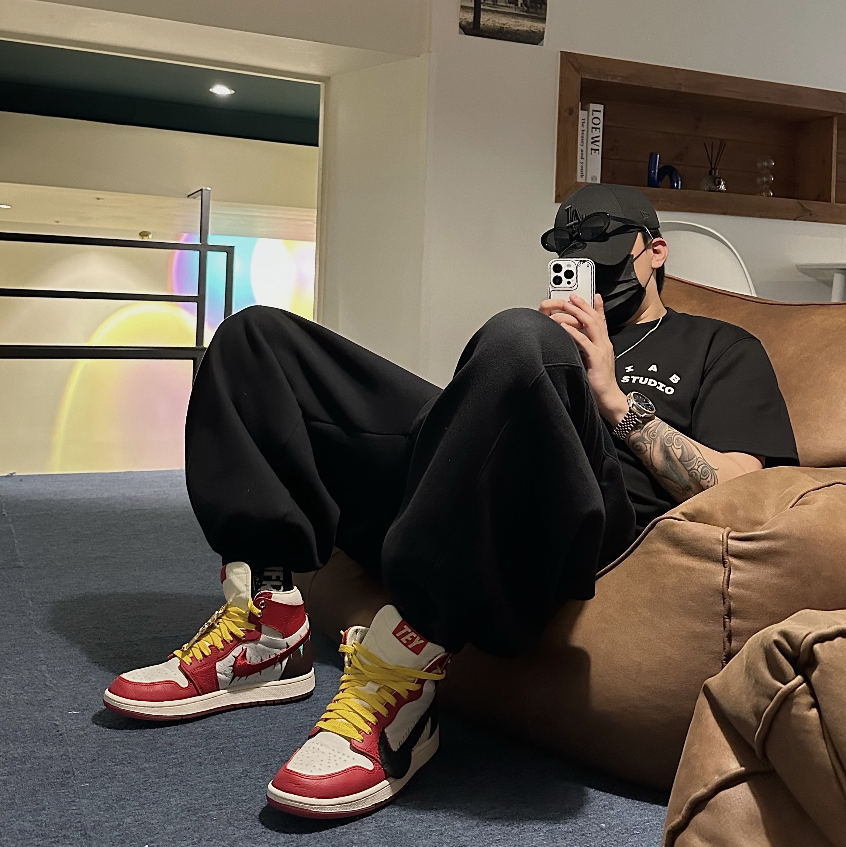 (W) Jordan 1 x Teyana Taylor Zoom CMFT 2 Gym Red, IAB Studio 10th Anniversary T-Shirt Black 착용 스타일