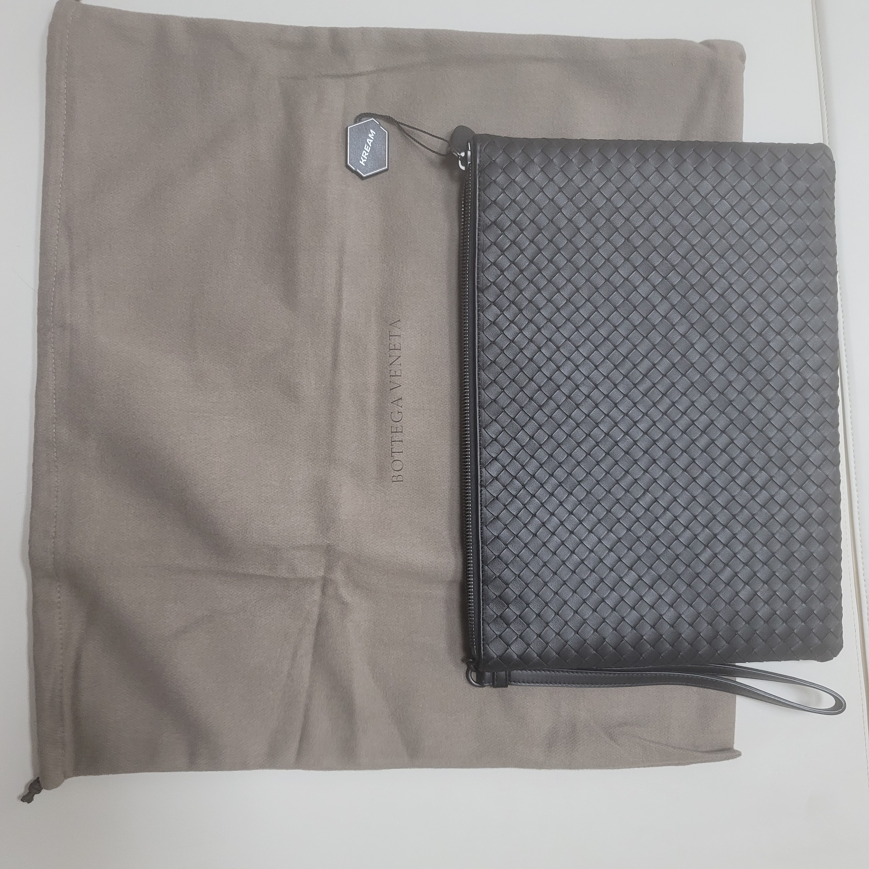 Bottega Veneta Intrecciato Strap Clutch Black 착용 스타일 - 1