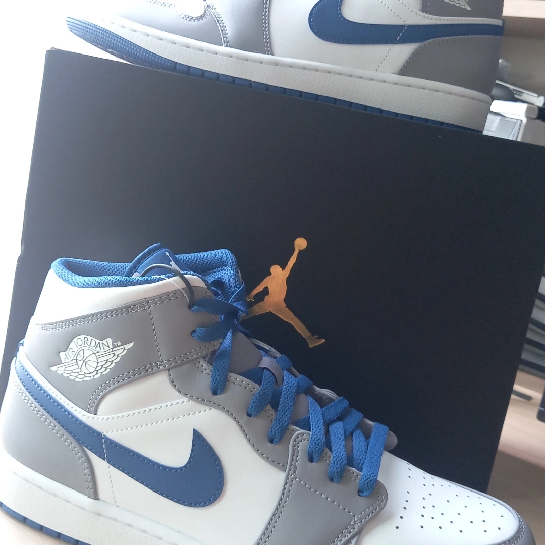 Jordan 1 Mid Cement Grey True Blue 착용 스타일