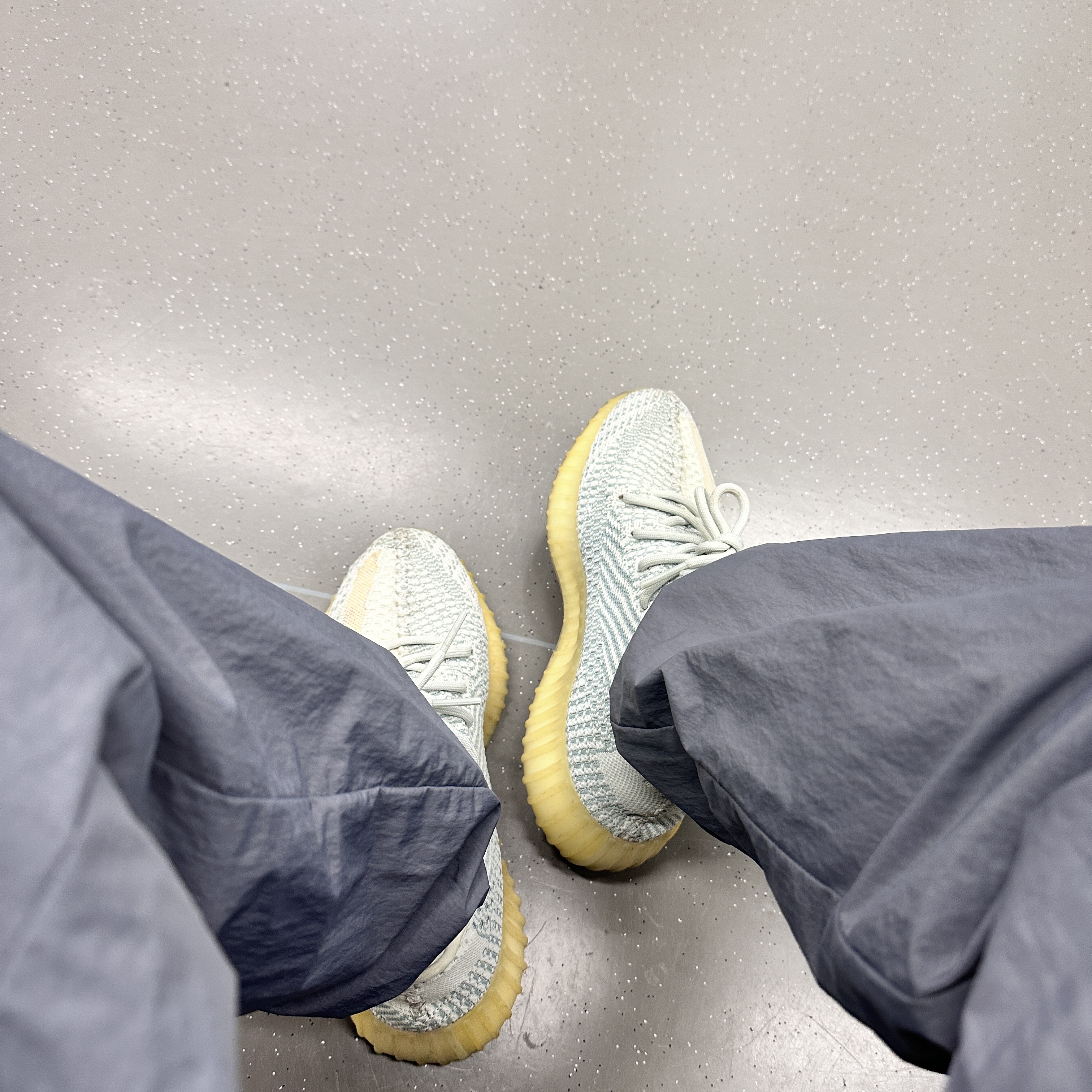 Adidas Yeezy Boost 350 V2 Cloud White - Non-Reflective 착용 스타일 - 1