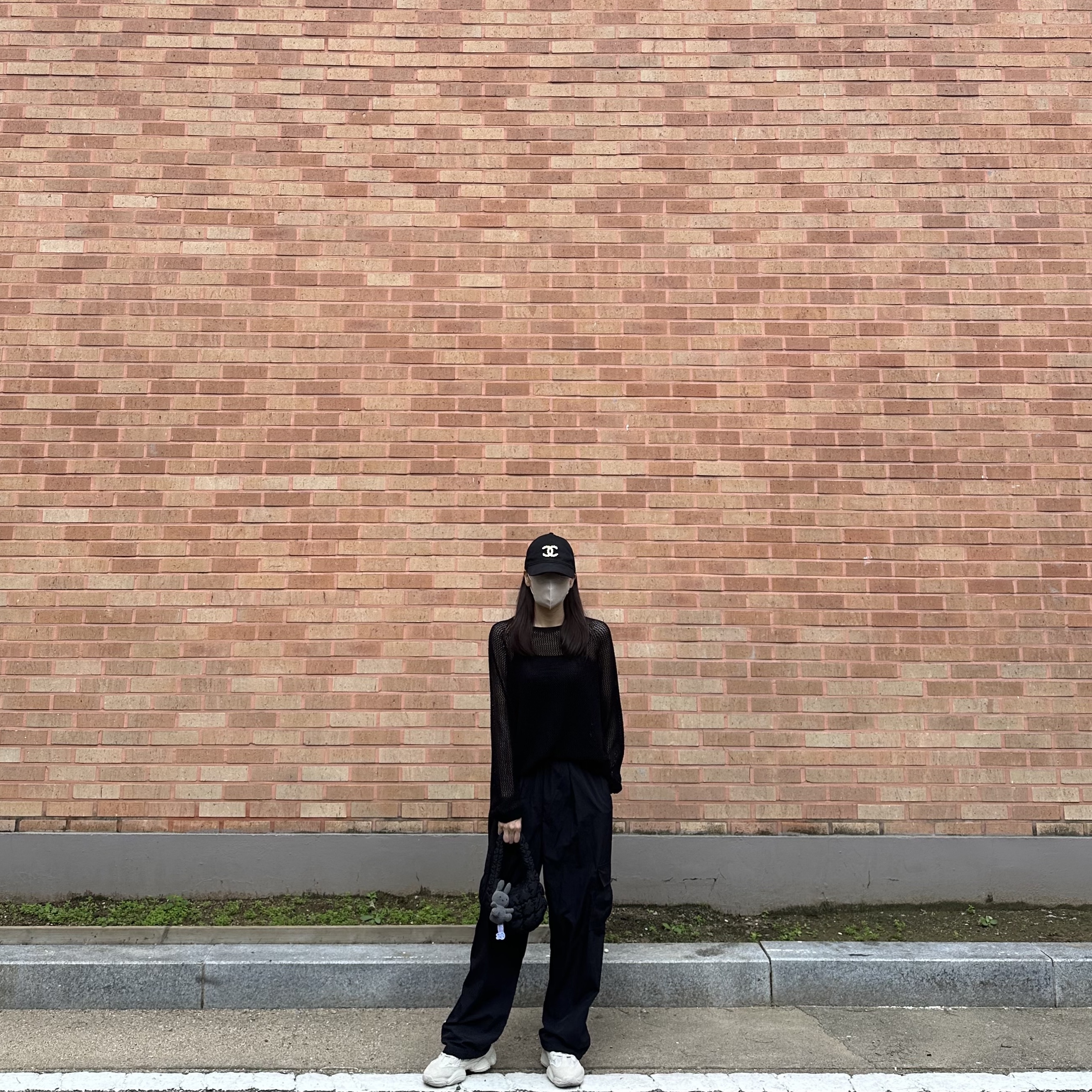 Adidas Yeezy 500 Blush 2022, COS Quilted Micro Bag Black 착용 스타일 - 1