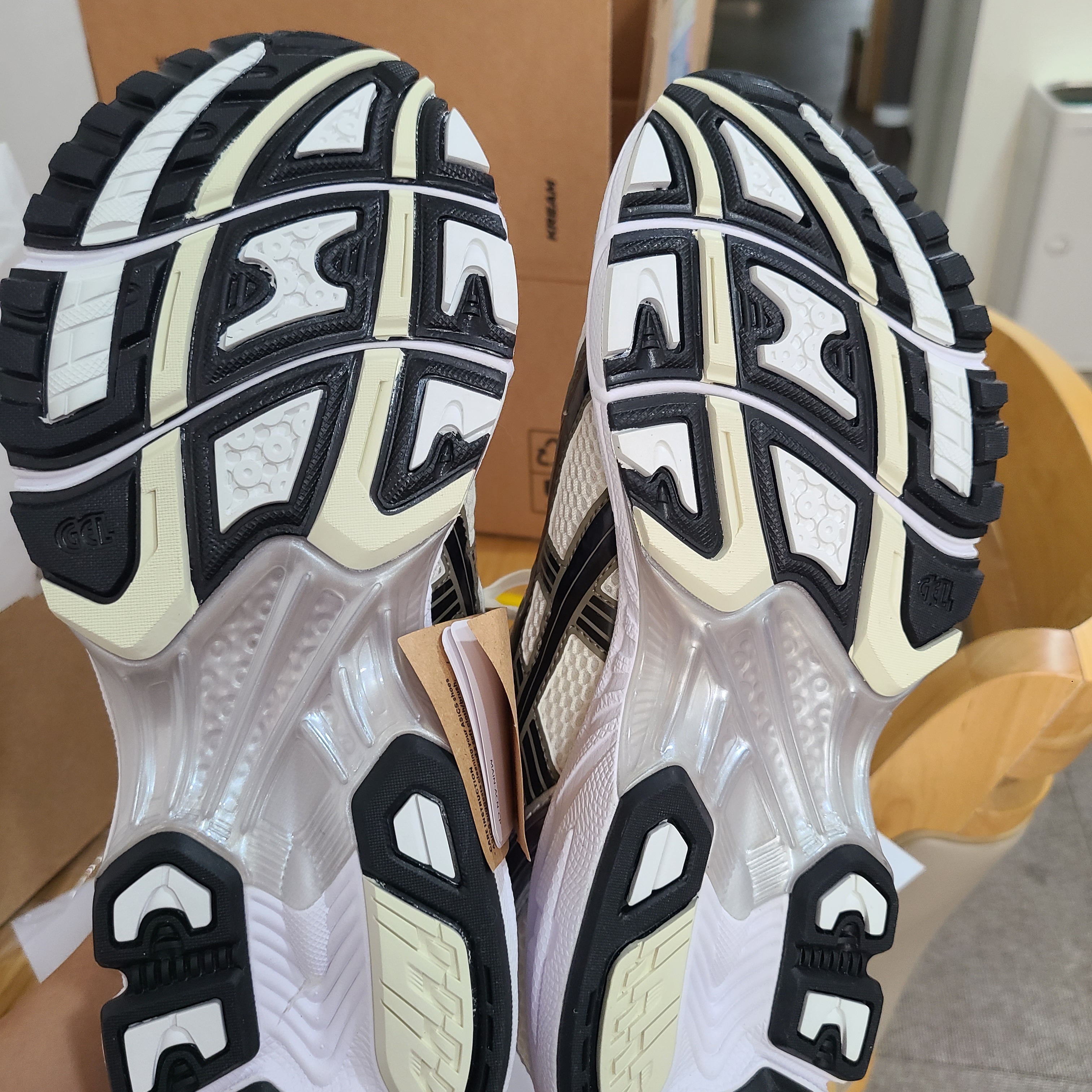 Asics Gel-Kayano 14 Cream Black 착용 스타일 - 5
