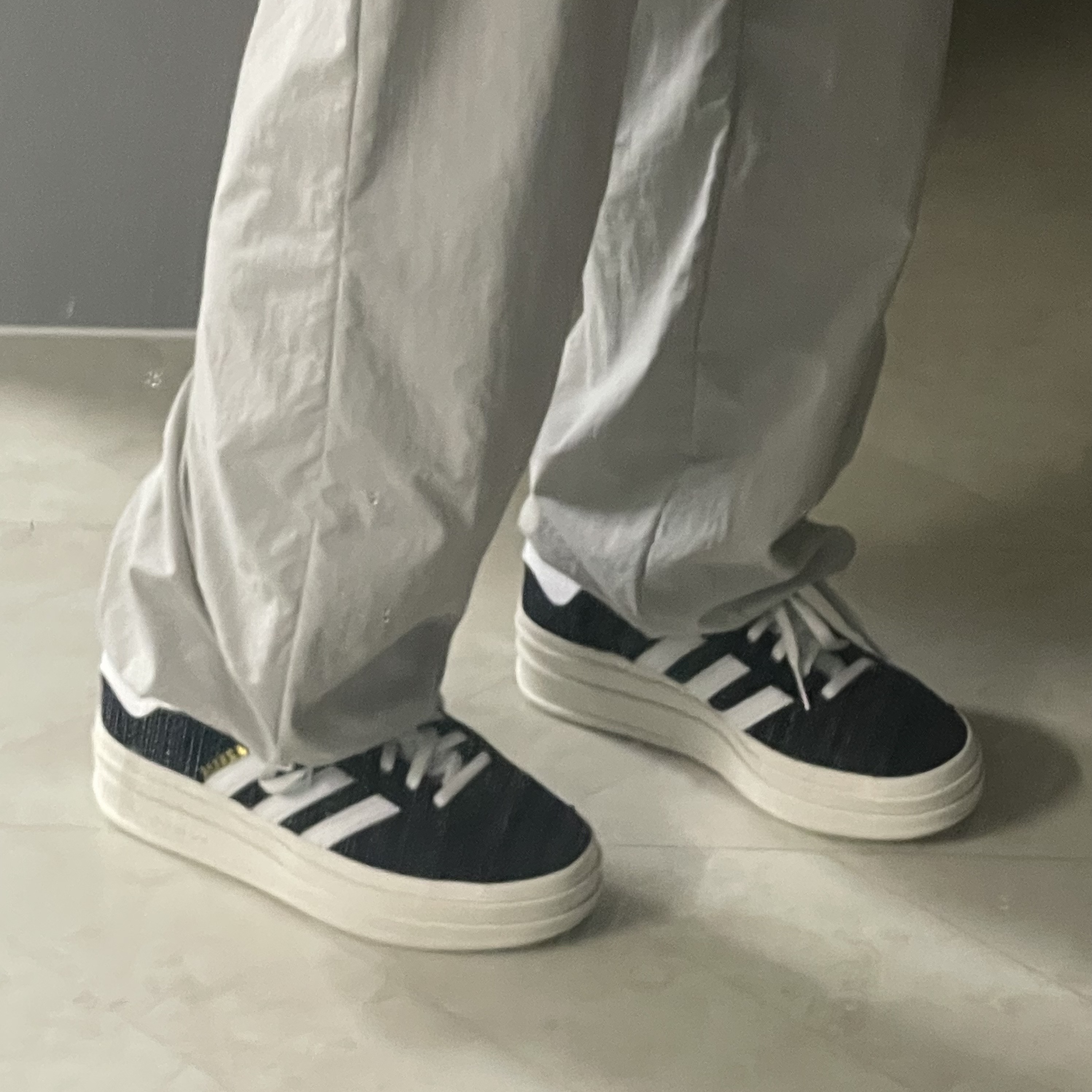 (W) Adidas Gazelle Bold Core Black Cloud White 착용 스타일 - 1