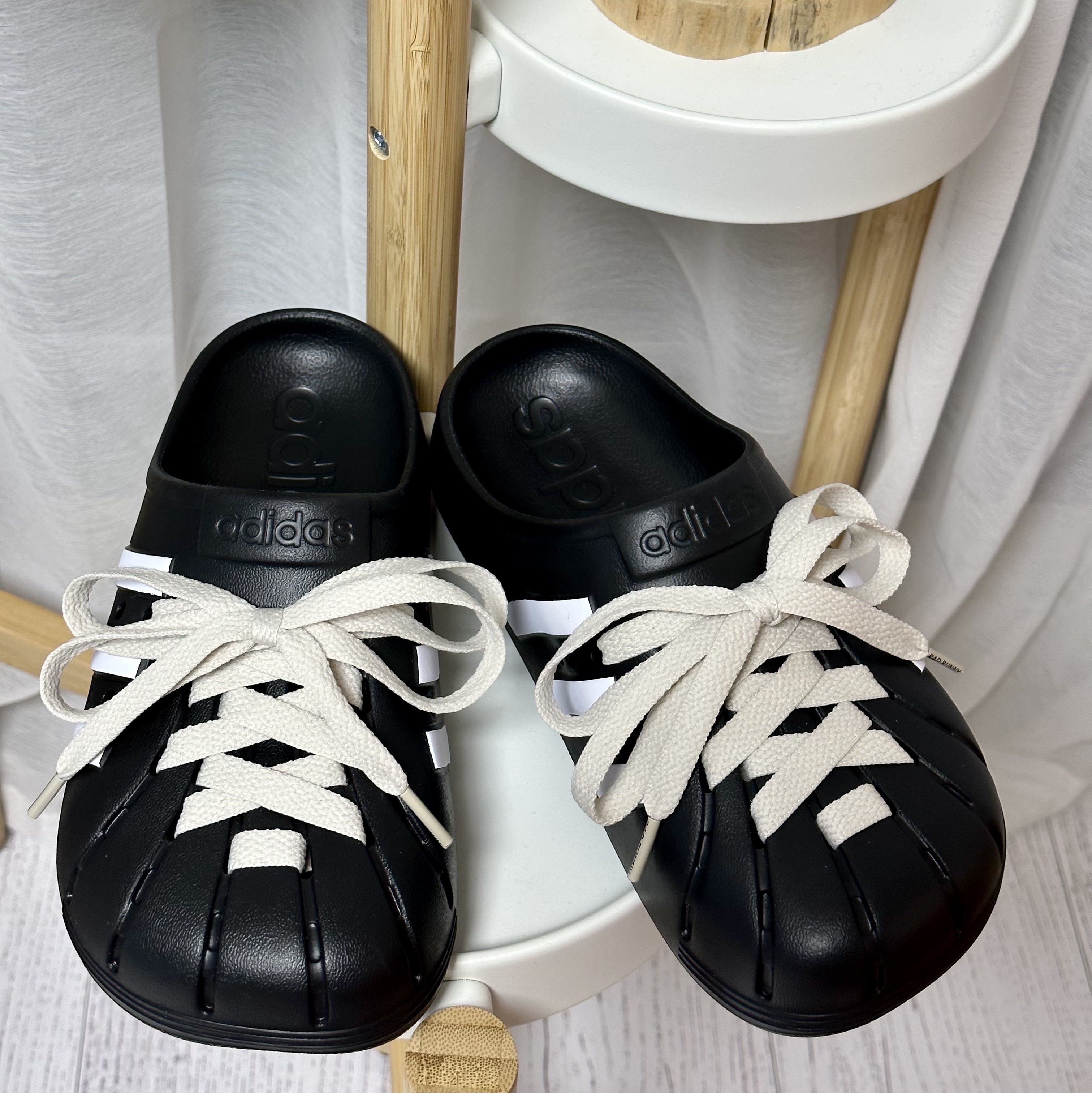 Adidas Adilette Clog Black White 착용 스타일