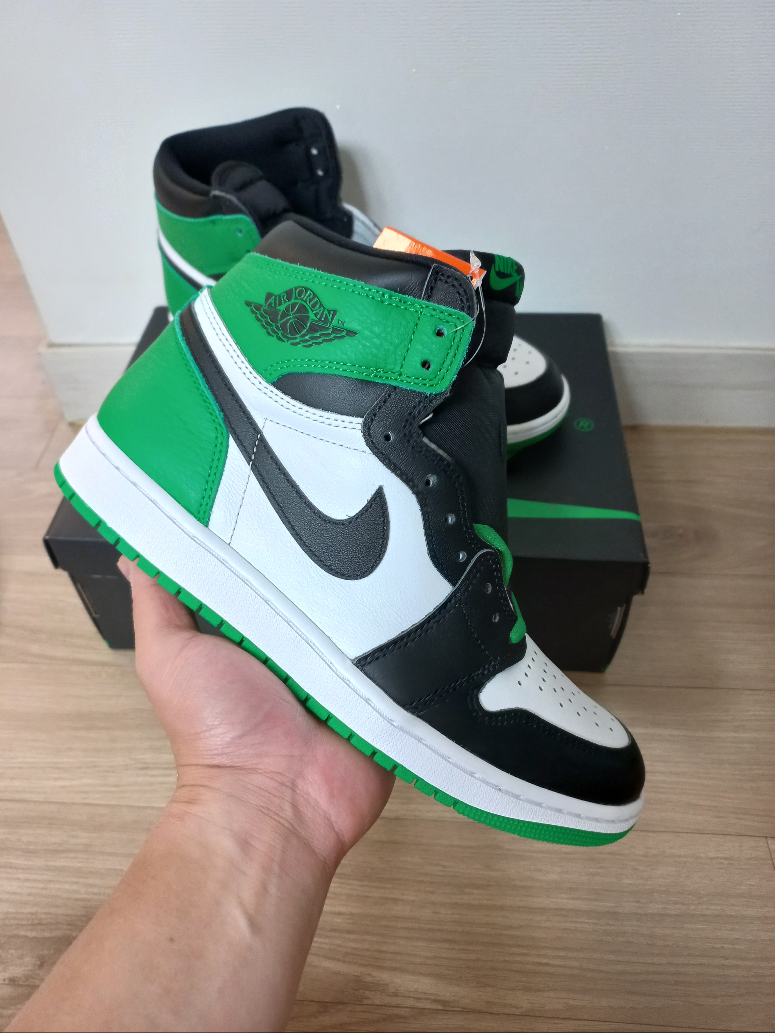 Jordan 1 Retro High OG Black and Lucky Green 착용 스타일 - 1