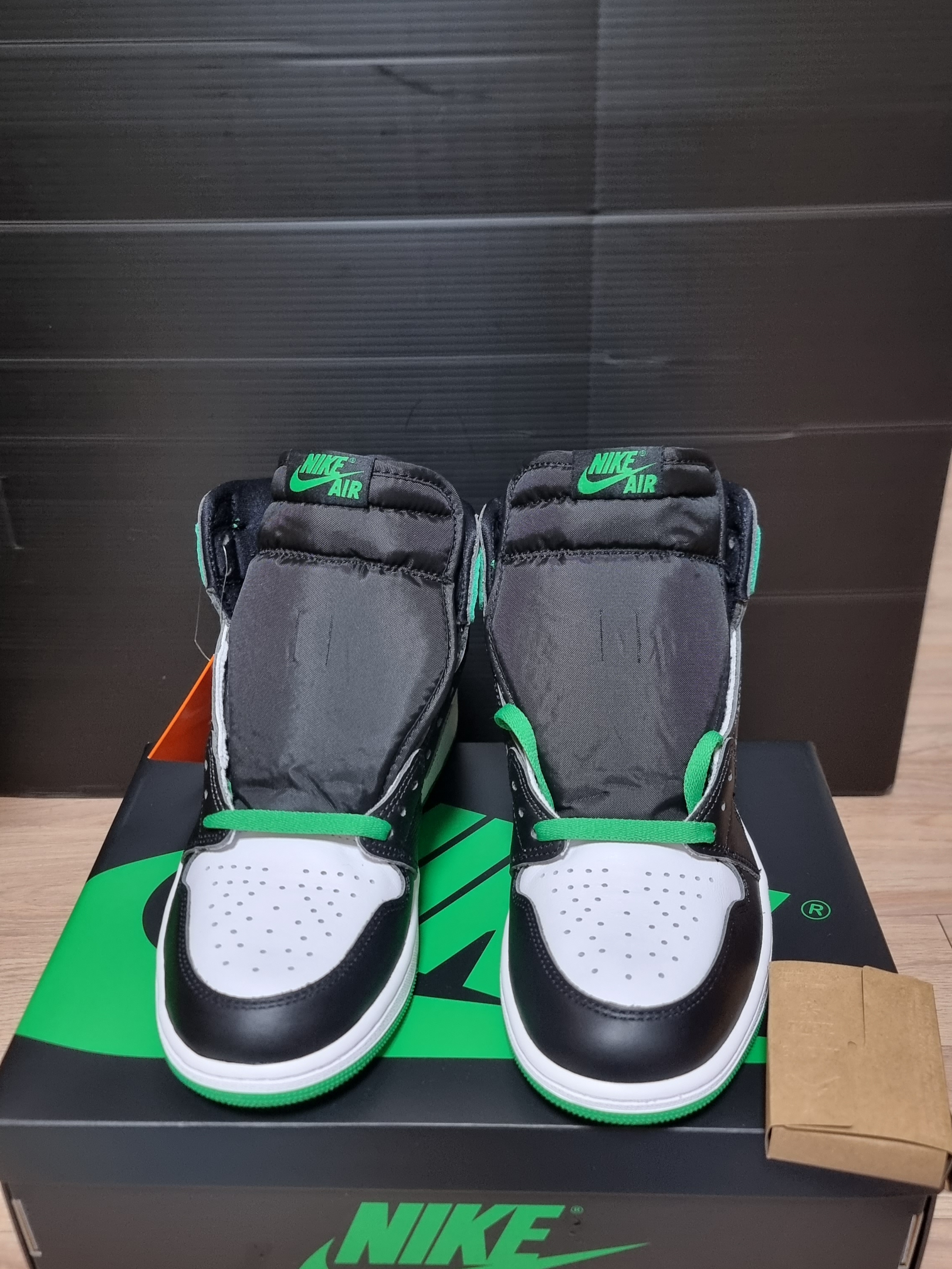 Jordan 1 Retro High OG Black and Lucky Green 착용 스타일 - 1