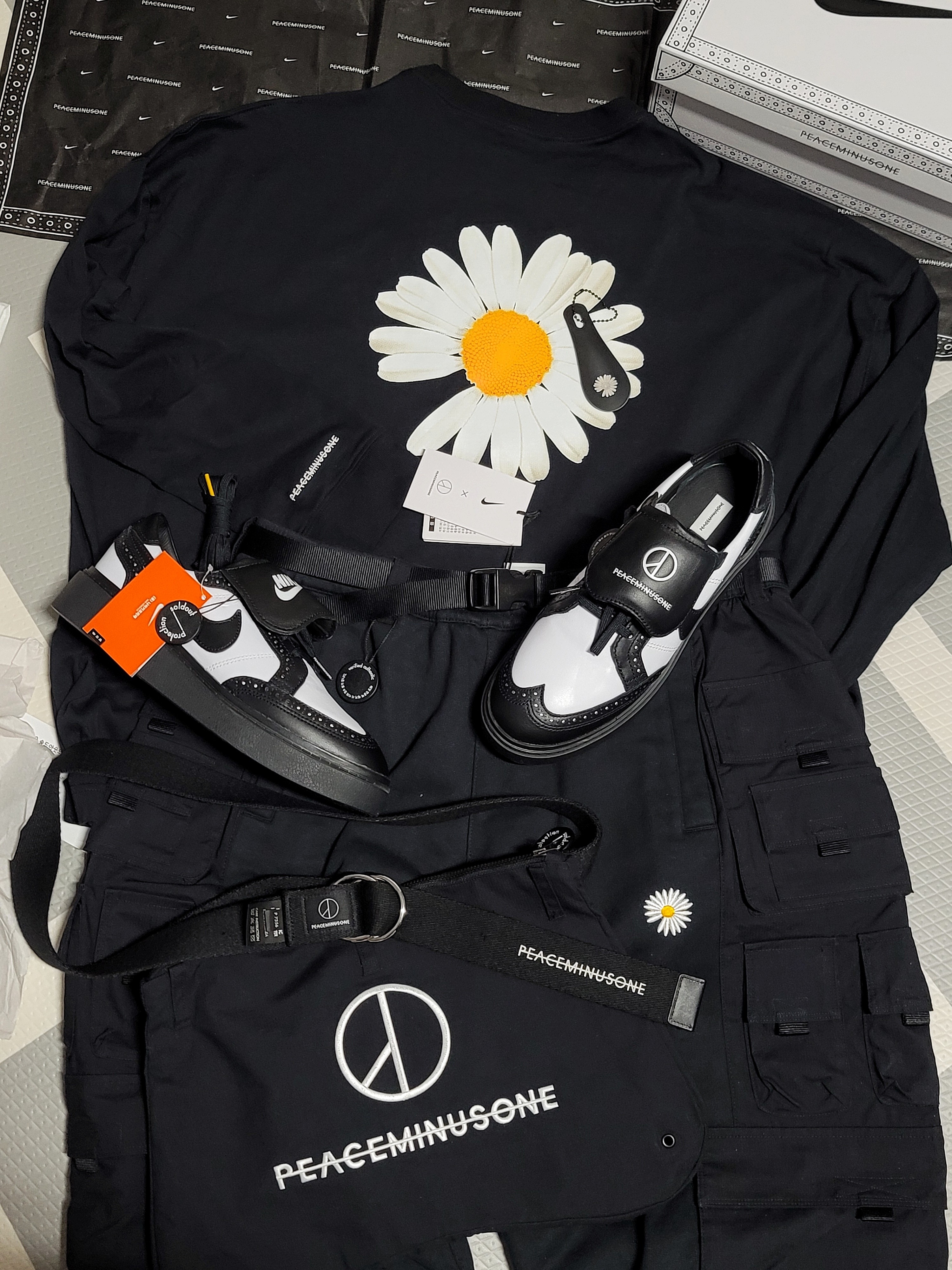 Peaceminusone x Fragment Design Bulldog Clip #1 Black, Nike x Peaceminusone Kwondo1 Black and White μ°©μ© μ€νμΌ - 4