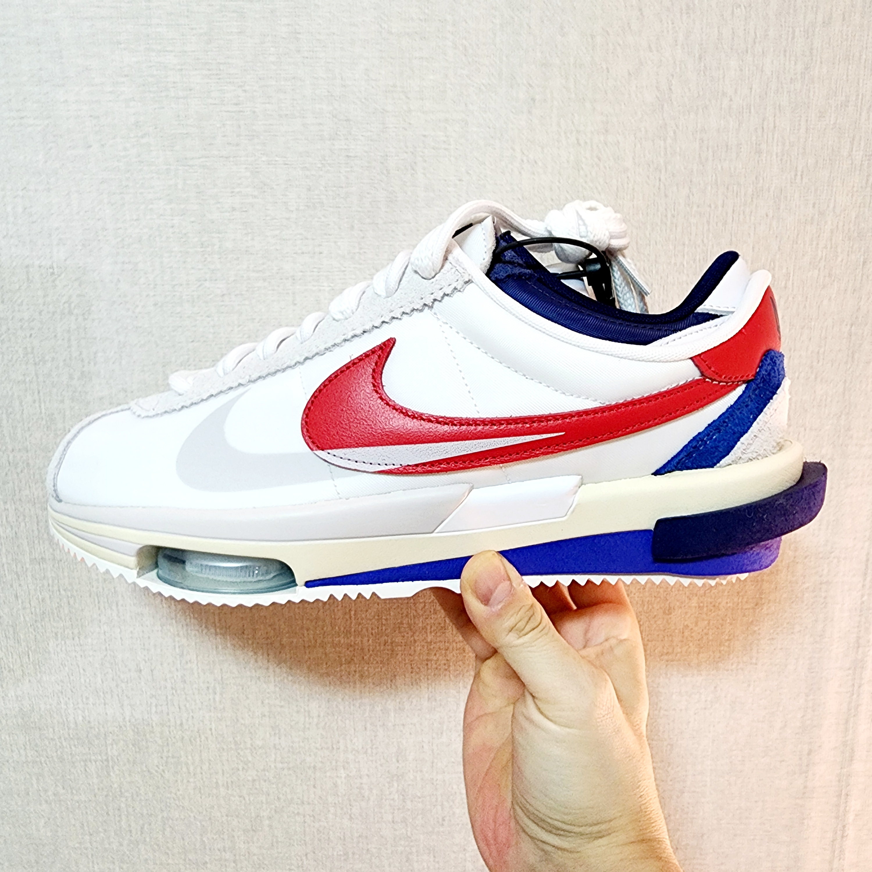 Nike x Sacai Zoom Cortez SP White and University Red 착용 스타일 - 1