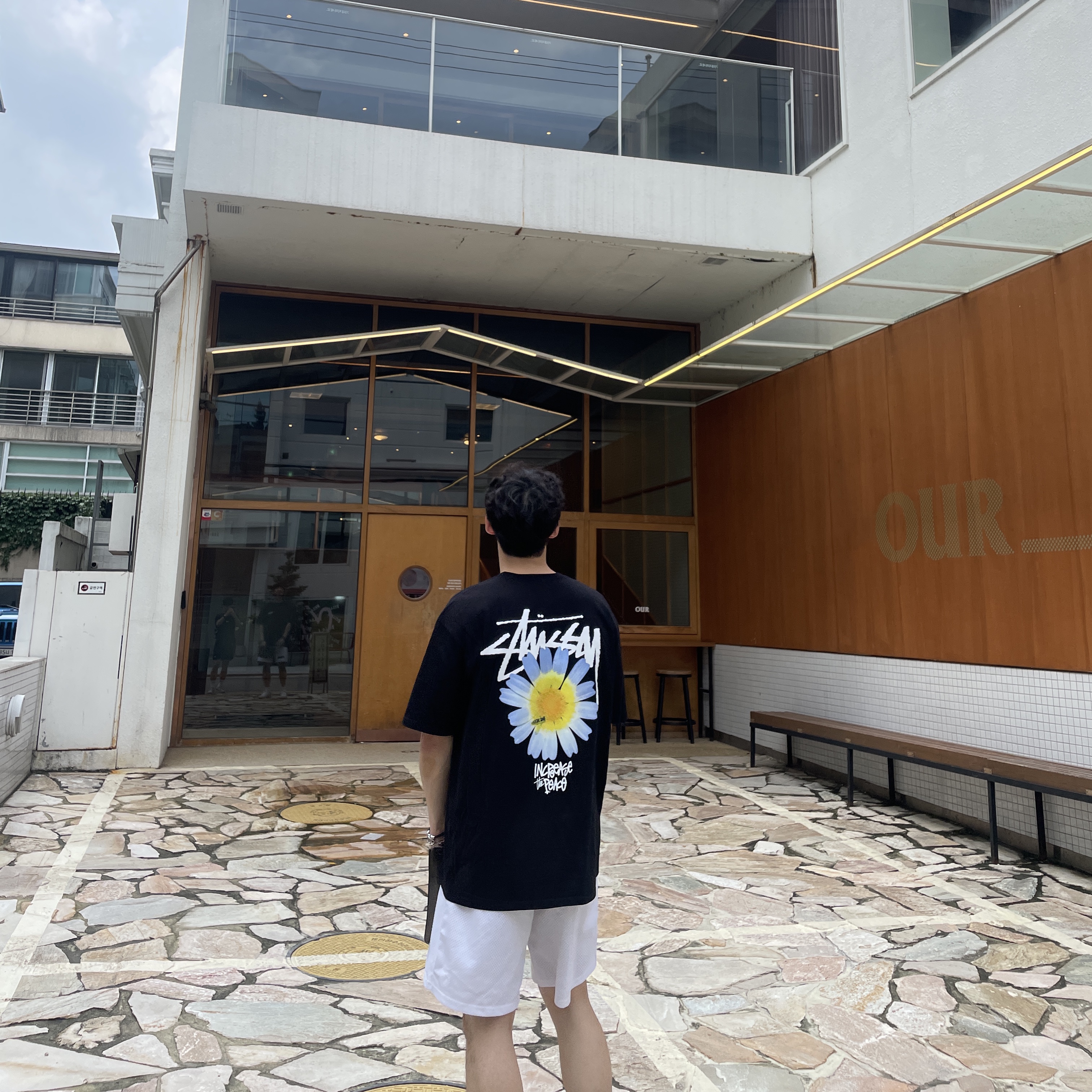 Stussy ITP Flower T-Shirt Black 착용 스타일