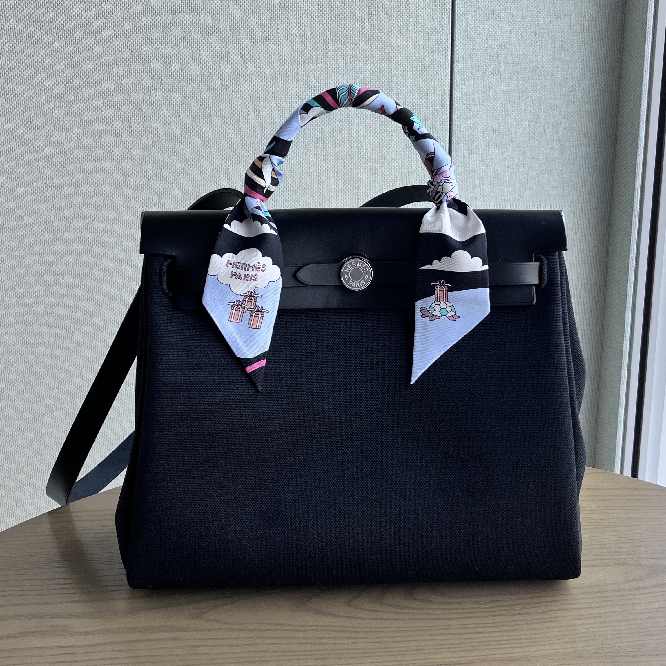 Hermes Herbag Zip 31 Bag Military Canvas Hunter Cowhide & Palladium Noir 착용 스타일