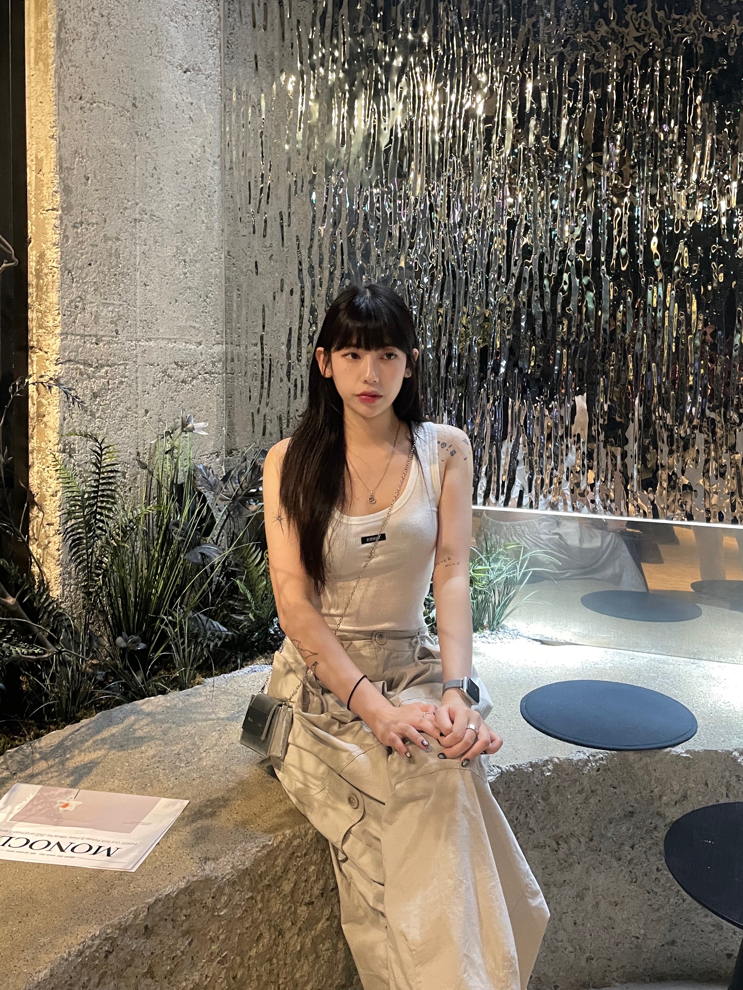 Matin Kim Accordion Mini Bag Silver, (W) Bohemian Seoul Basic Sleeveless Crop Top Black 착용 스타일 - 1