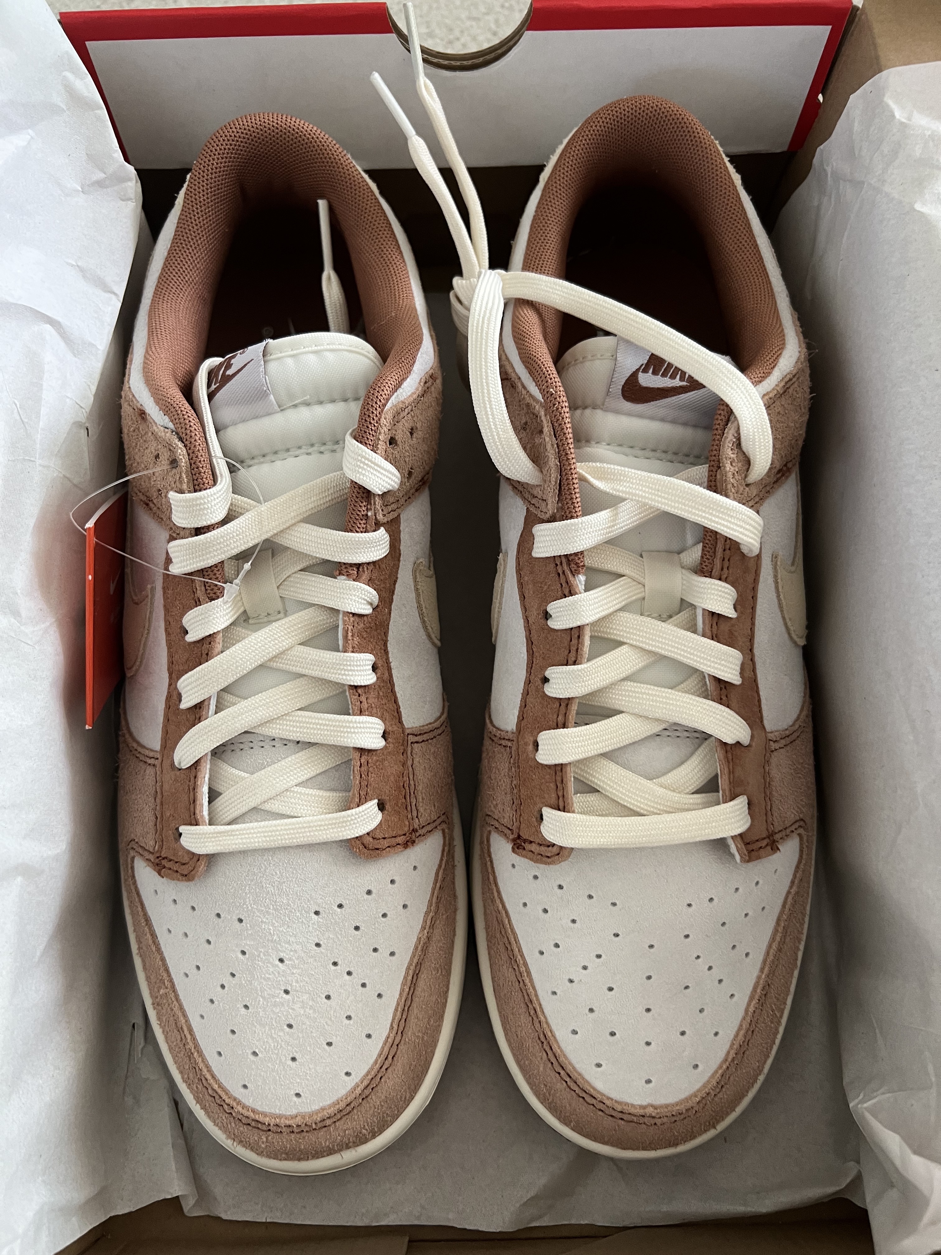 Nike Dunk Low Pro Premium Medium Curry, Jordan 1 Retro Low OG Black Toe 착용 스타일 - 1